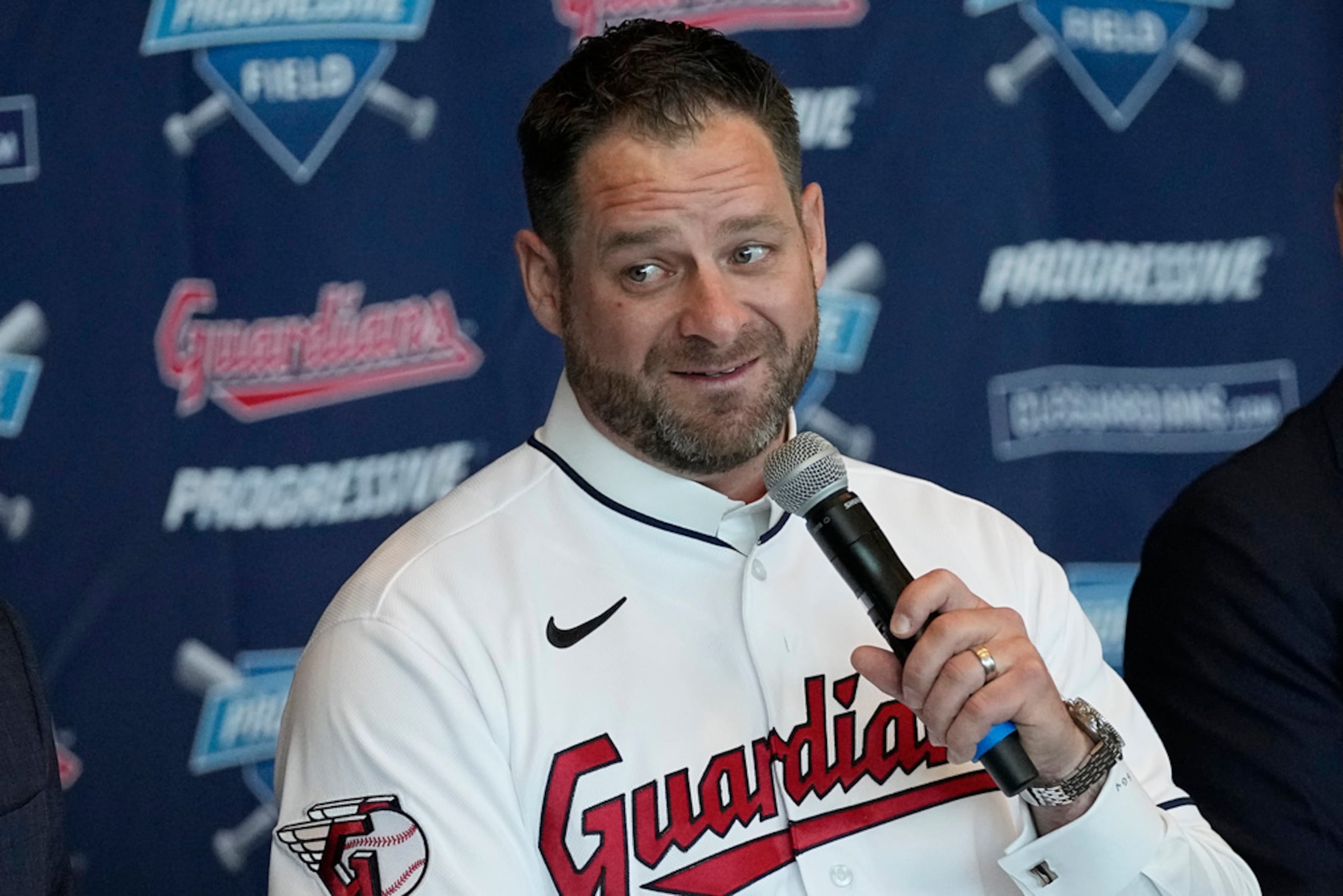 Stephen Vogt habla en la conferencia de prensa en que se le presentó como nuevo manager de los Guardians de Cleveland.