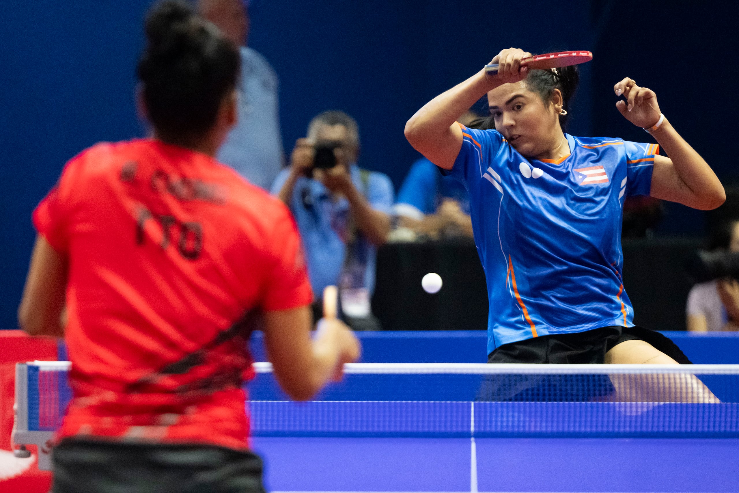 Adriana Díaz lanza un ataque durante su sencillo en la serie ante Trinidad y Tobago.