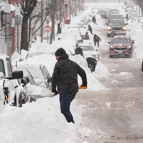 FOTOS: Calles y autos atrapados por nieve este lunes en Estados Unidos