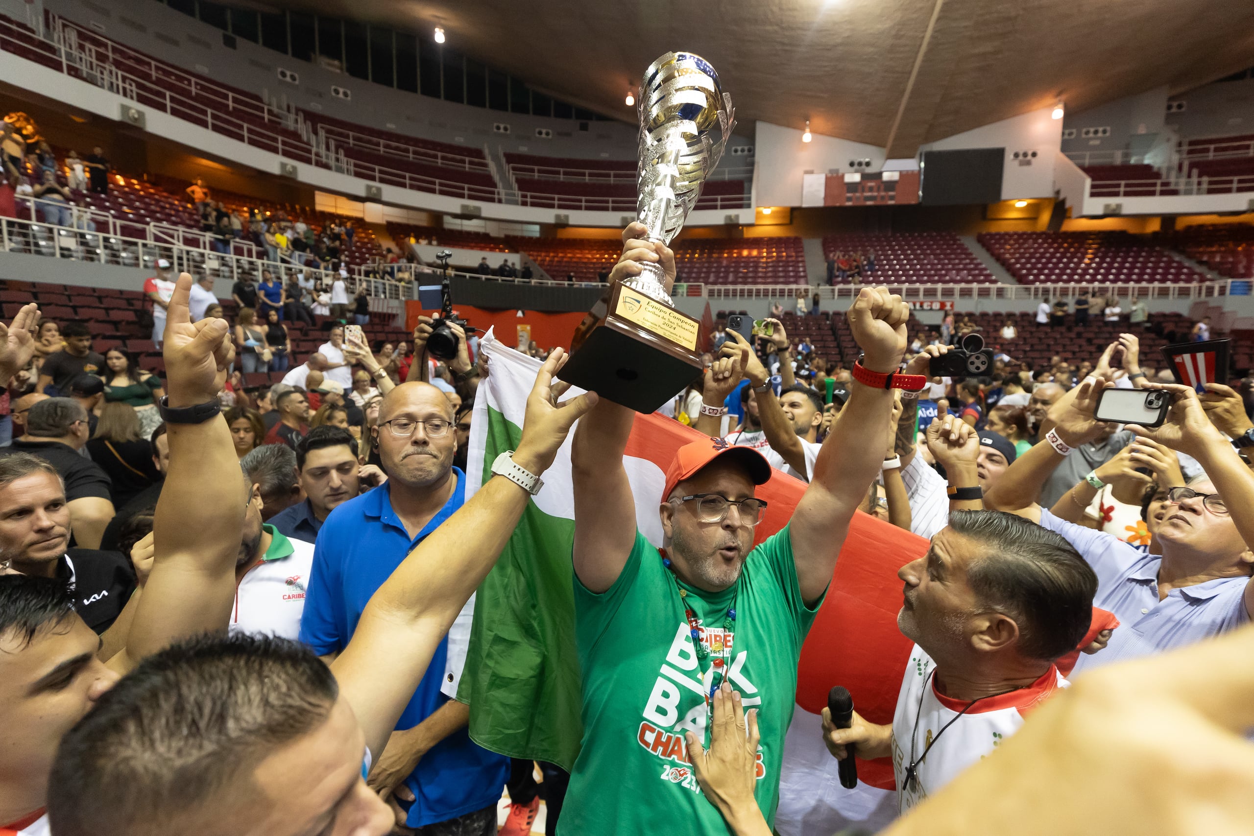 El apoderado de los Caribes, el doctor Angelo Ferrante, con el campeonato 2024 de la Liga de Voleibol Superior Masculino (LVSM).
