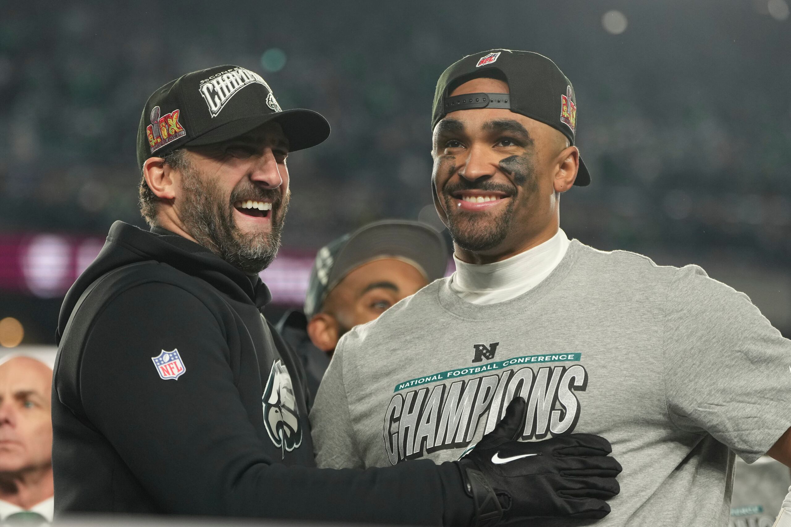 El entrenador en jefe Nick Sirianni, izquierda, y el quarterback Jalen Hurts, de los Eagles de Filadelfia, celebran después de que los Eagles ganaran el Campeonato de la Conferencia Nacional frente a los Commanders de Washington.