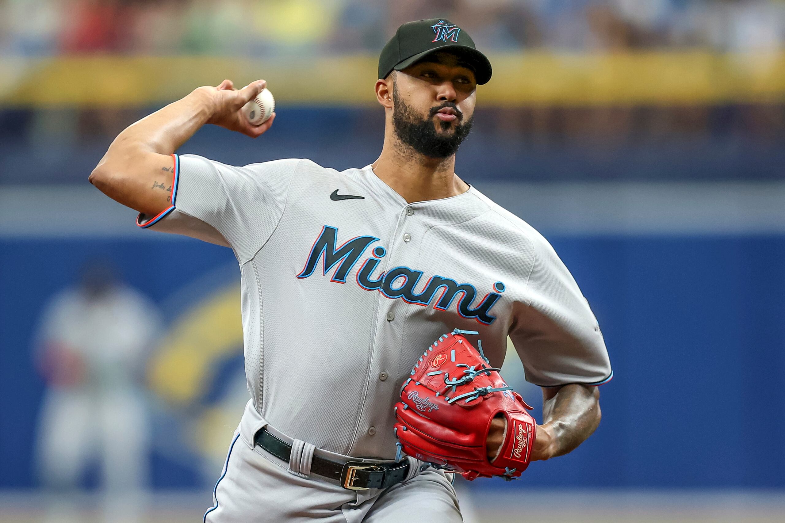 El dominicano Sandy Alcántara en una apertura ante los Rays de Tampa Bay.