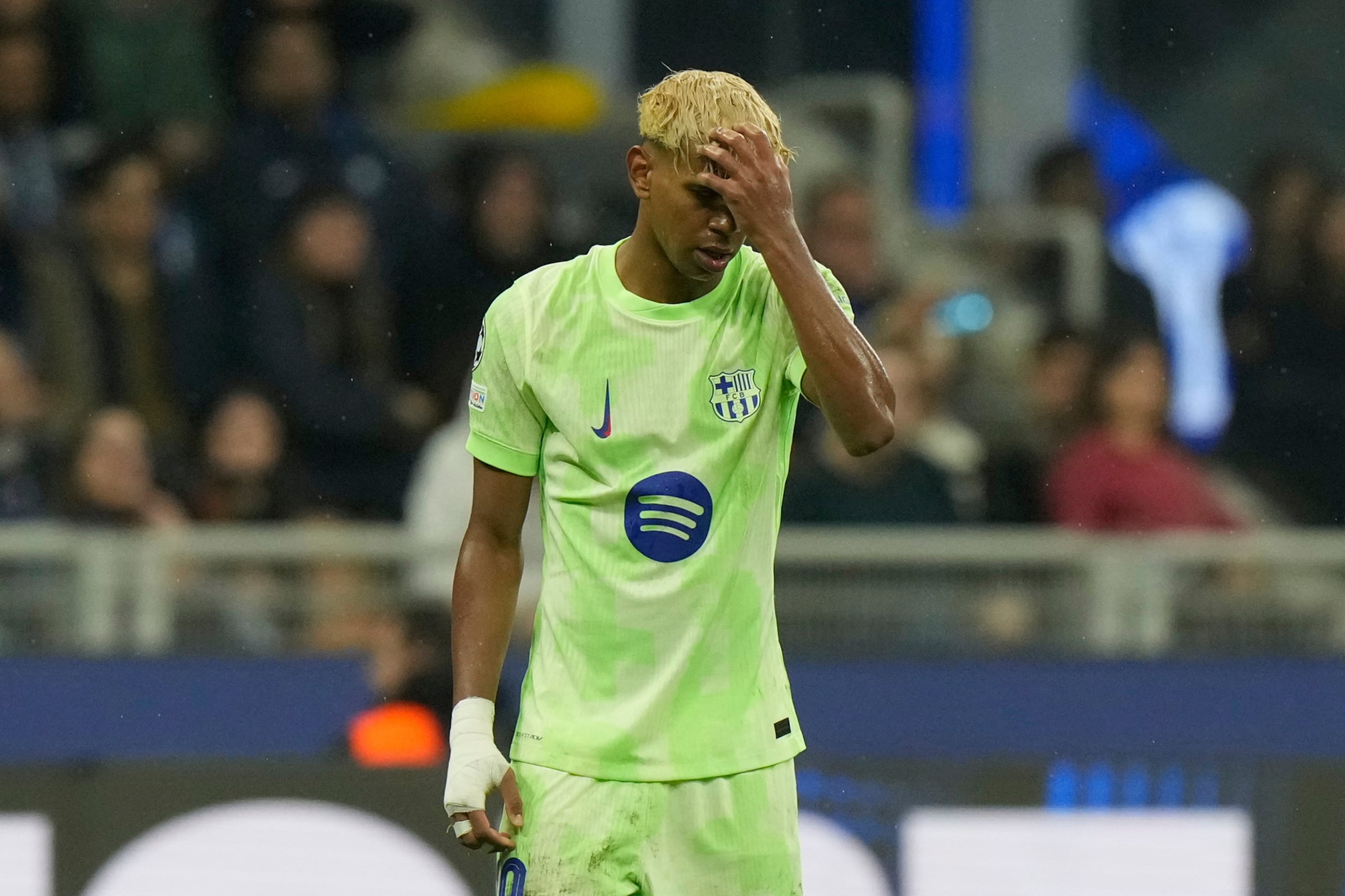 Lamine Yamal, del Barcelona, se lamenta tras errar una oportunidad ante el Inter de Milán en la vuelta de las semifinales de la Liga de Campeones, el martes 6 de  mayo de 2025 (AP Foto/Luca Bruno)