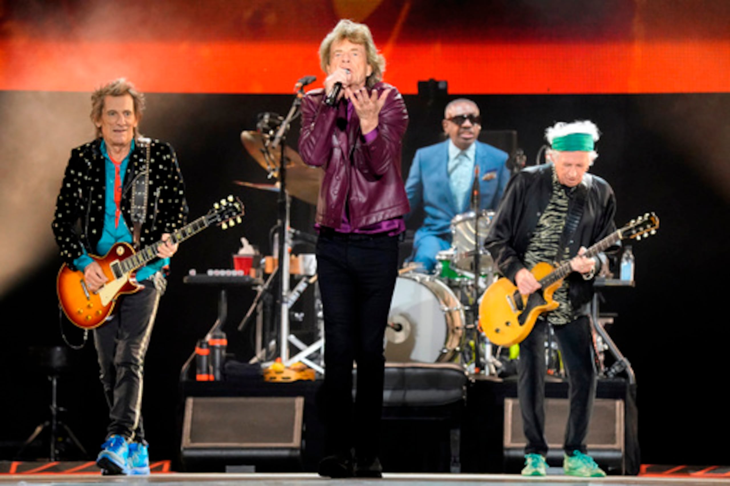 ARCHIVO - Ronnie Wood, desde la izquierda, Mick Jagger, Steve Jordan y Keith Richards de The Rolling Stones actúan durante la gira "Hackney Diamonds" el 27 de junio de 2024, en Chicago. (Foto de Rob Grabowski/Invision/AP, Archivo)