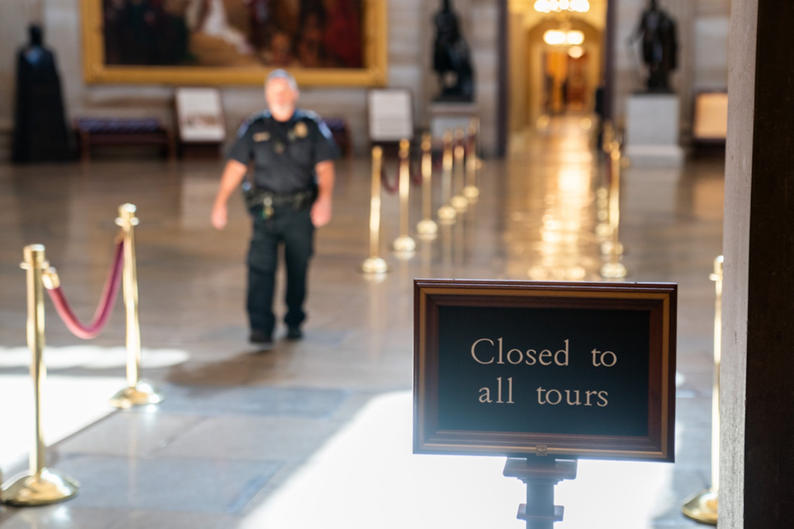 Un cartel que dice “cerrado a todas las visitas” se muestra en la rotonda del Capitolio en el noveno día del cierre del gobierno en Washington, el 9 de octubre de 2025.
