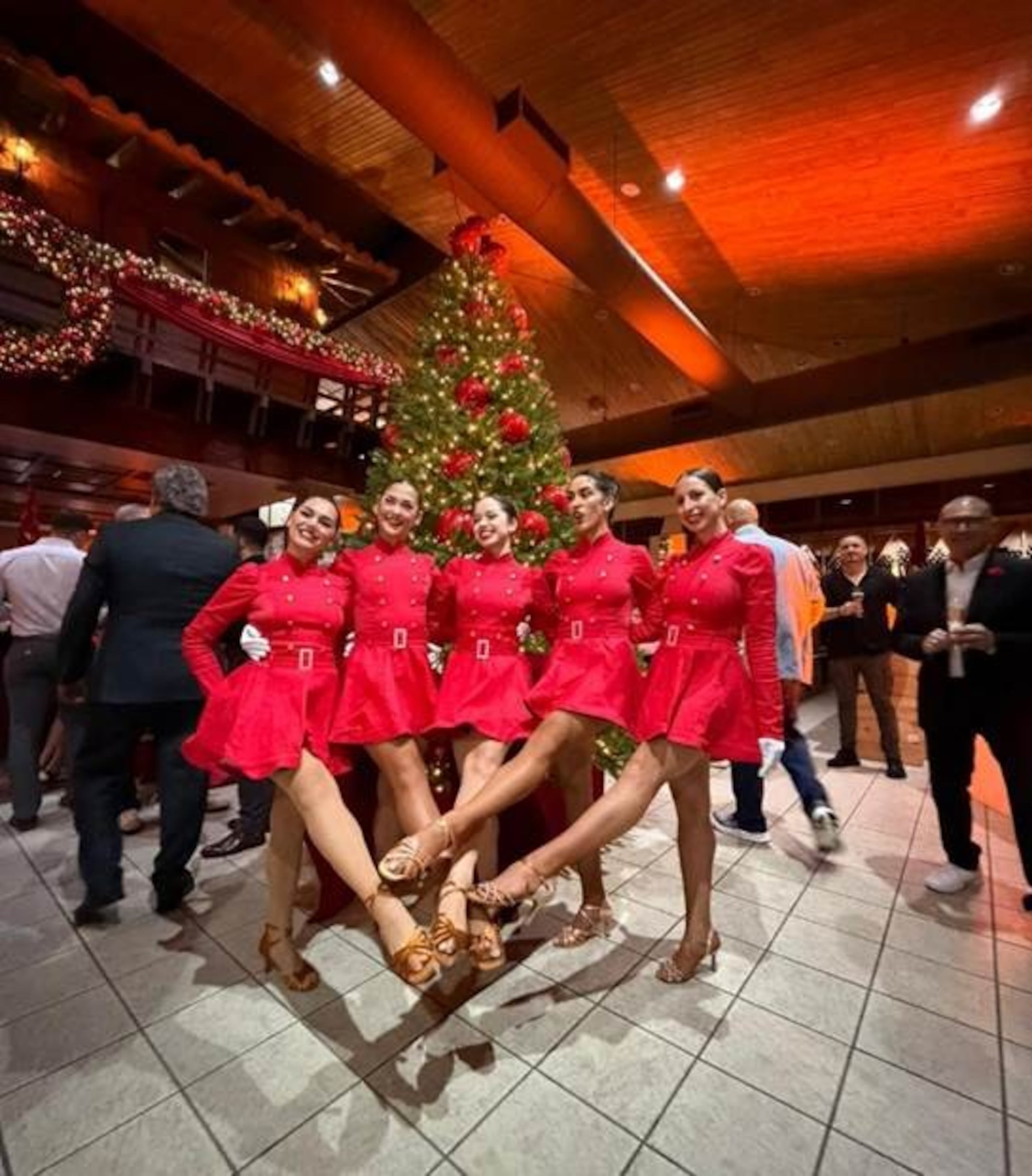 El evento contó con una presentación a cargo de integrantes de la compañía de baile, Ballet Concierto, quienes interpretaron coreografías inspiradas en “Las Rockettes” de Radio City Music Hall de Nueva York.