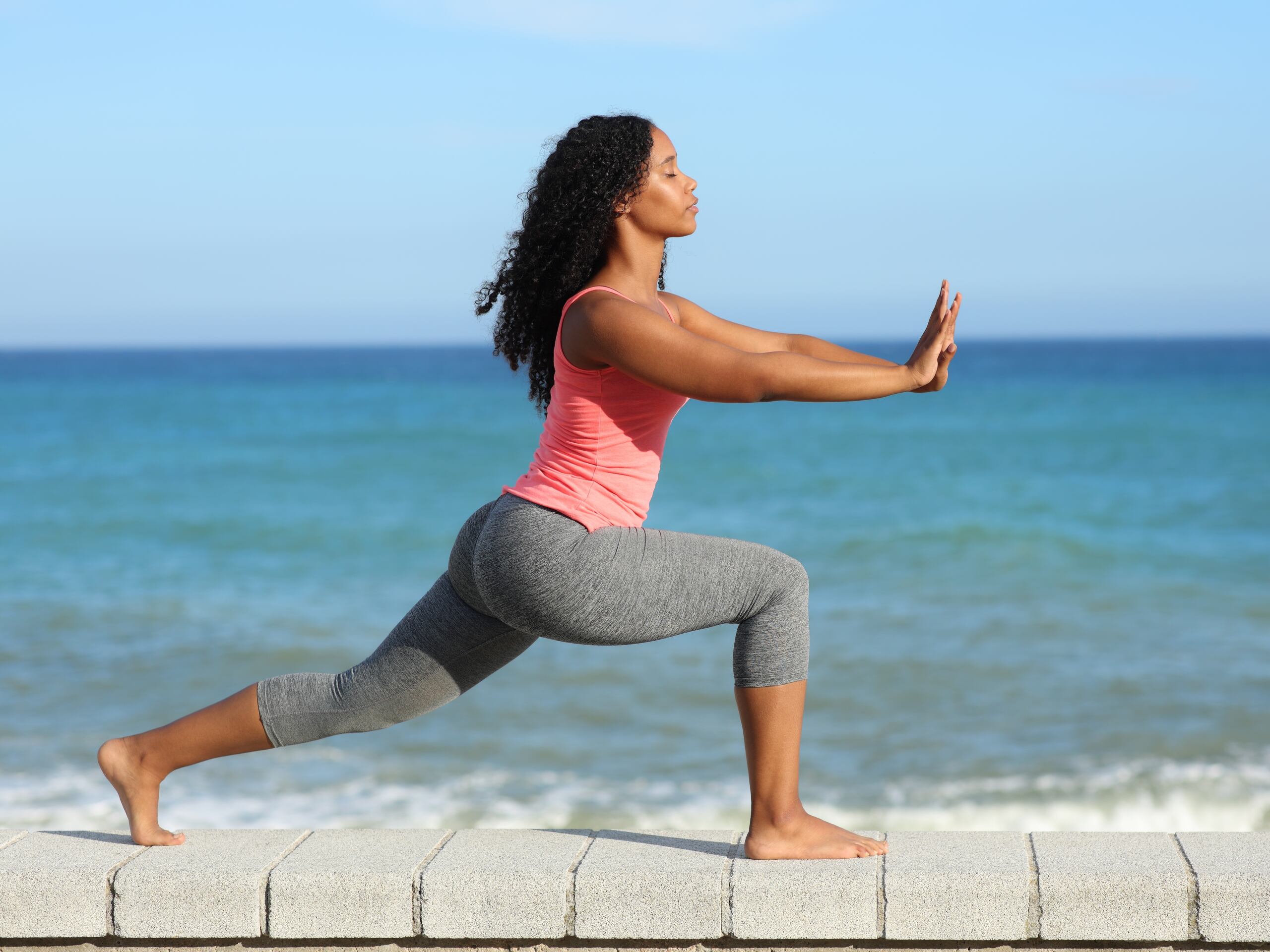El taichí y el qigong combinan movimientos suaves y fluidos con técnicas de respiración profunda y consciente que estimulan la relajación, mejoran el equilibrio y reducen el estrés.
