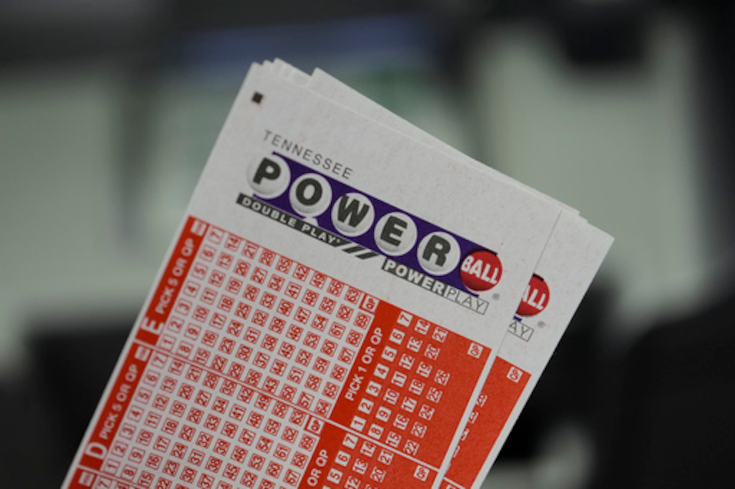 El premio de $167.3 millones fue el mayor jackpot de Powerball vendido en la historia de Kentucky. Farthing compartió las ganancias con su madre después de comprar un boleto de apenas $2.