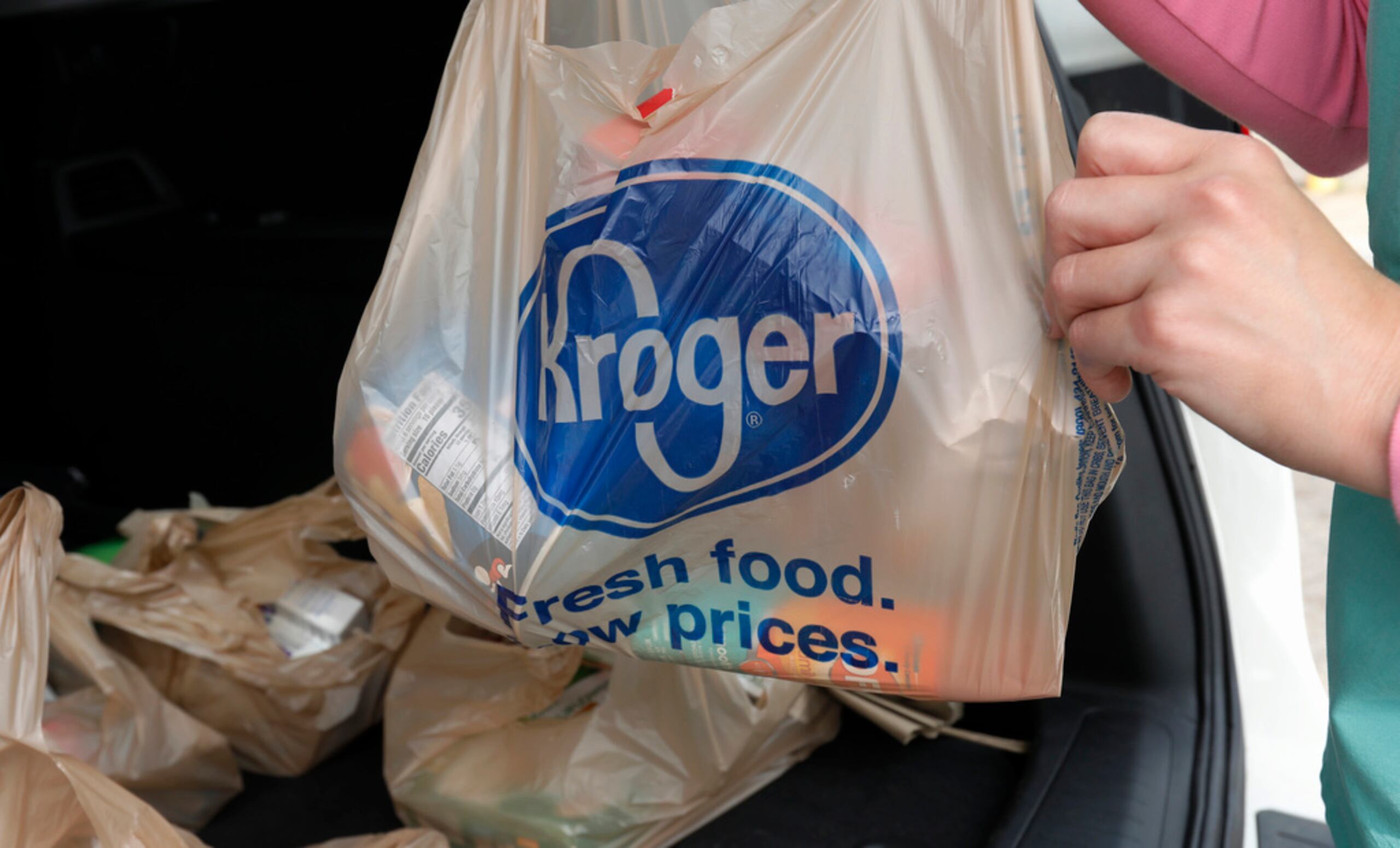 Un cliente mueve sus compras en una tienda de comestibles Kroger en Flowood, Mississippi, el 26 de junio de 2019.