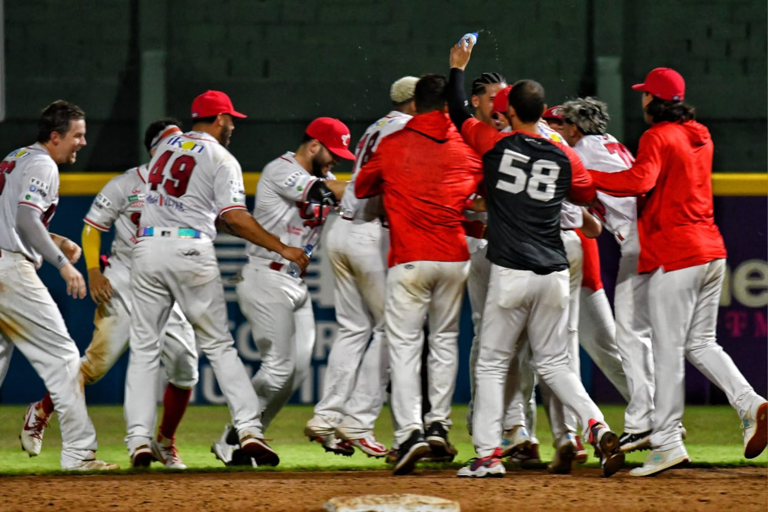 Los Criollos de Caguas celebran el triunfo sobre los Indios.