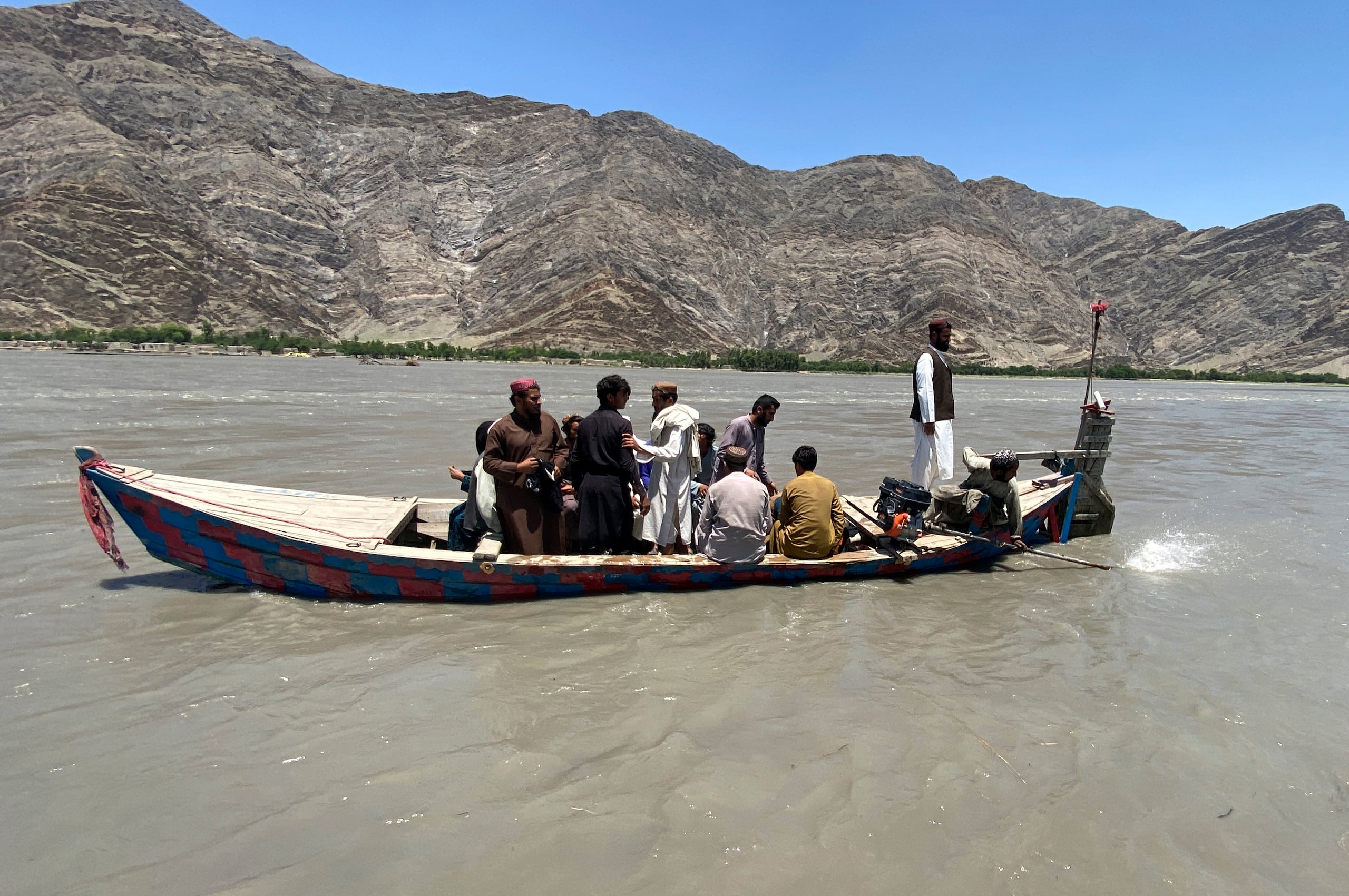 Rescatistas buscan sobrevivientes luego de que un barco naufragó en el distrito de Mohmand Dara en la provincia de Nangarhar, al este de Kabul, Afganistán.