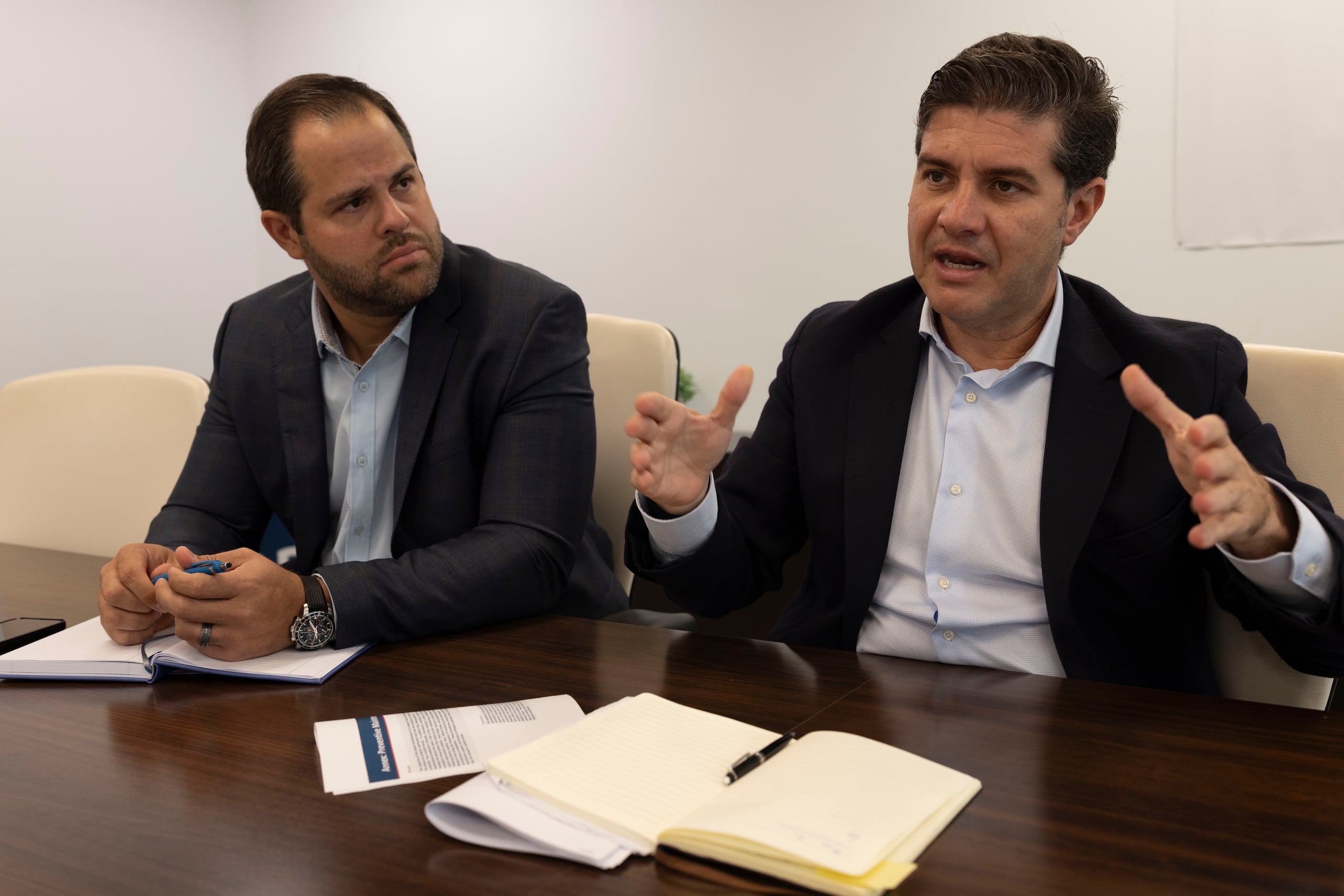 Esteban Vélez del Toro, principal oficial de Finanzas de Metropistas, observa al principal oficial ejecutivo, Julián Fernández Rodes, mientras explica los aumentos en tarifa que se registrarán desde el próximo 1 de enero. Foto por: Xavier Araújo | GFR Media