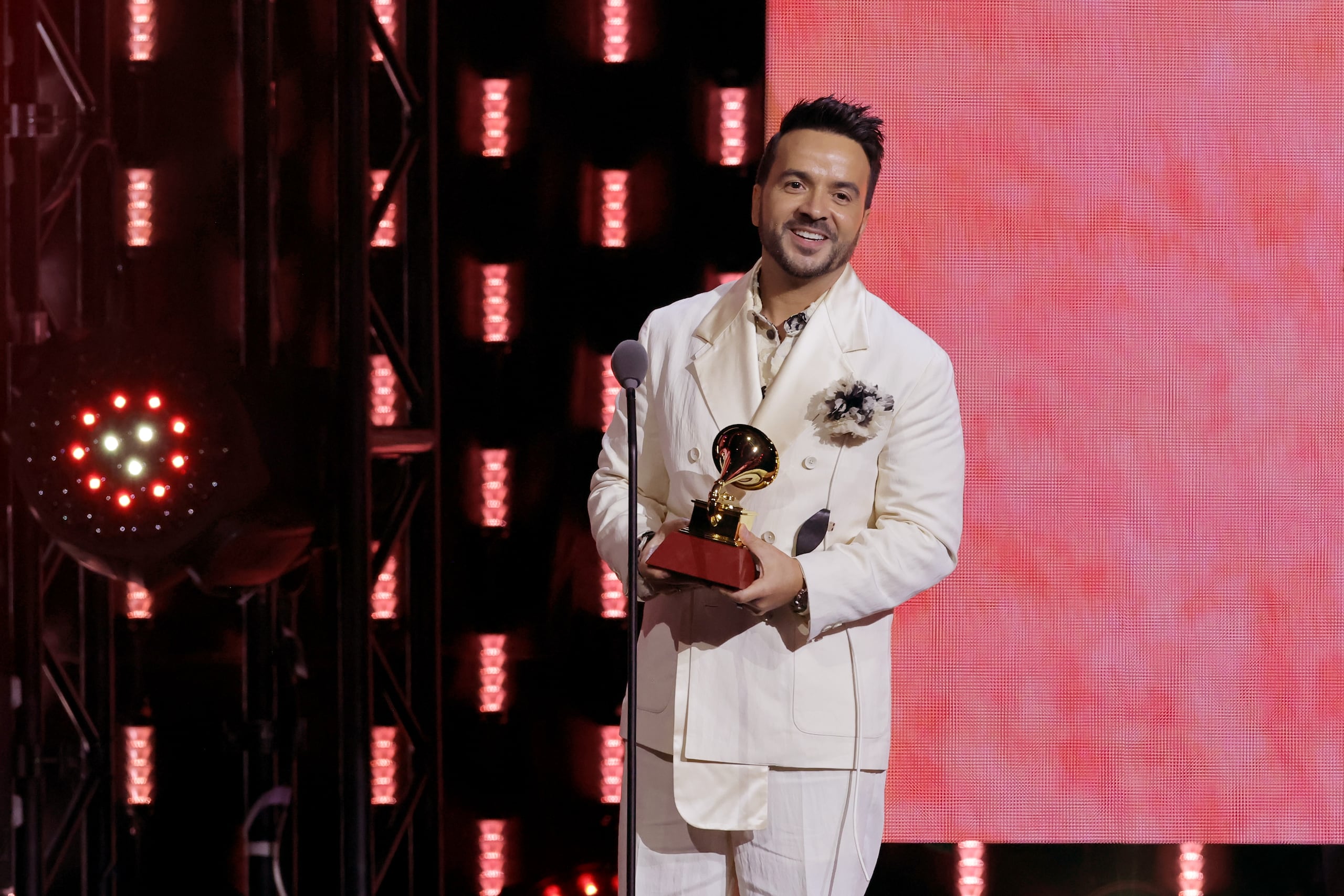 Luis Fonsi fue el ganador del premio al Mejor Álbum Pop Vocal 2024 de los Latin Grammy con disco "El Viaje".