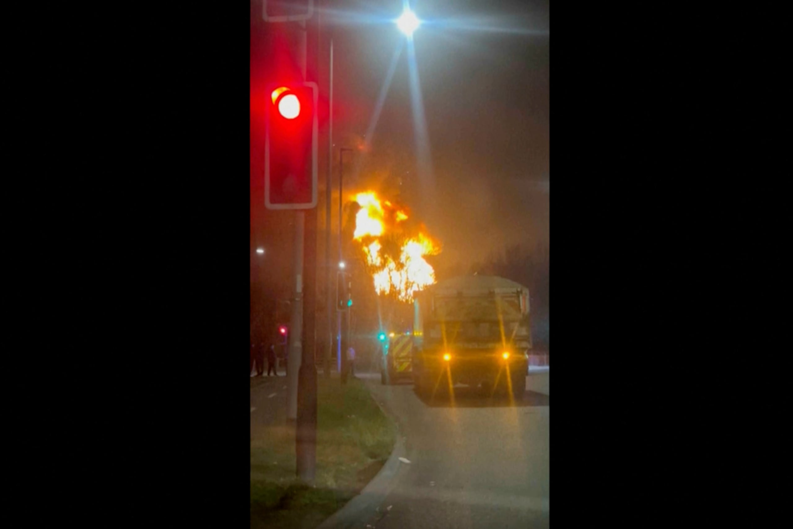 En esta imagen tomada de un video proporcionado por @fire_at_Vill, los servicios de emergencia en la escena de un incendio en una subestación eléctrica cerca del Aeropuerto de Heathrow, en Londres, el viernes 21 de marzo de 2025.