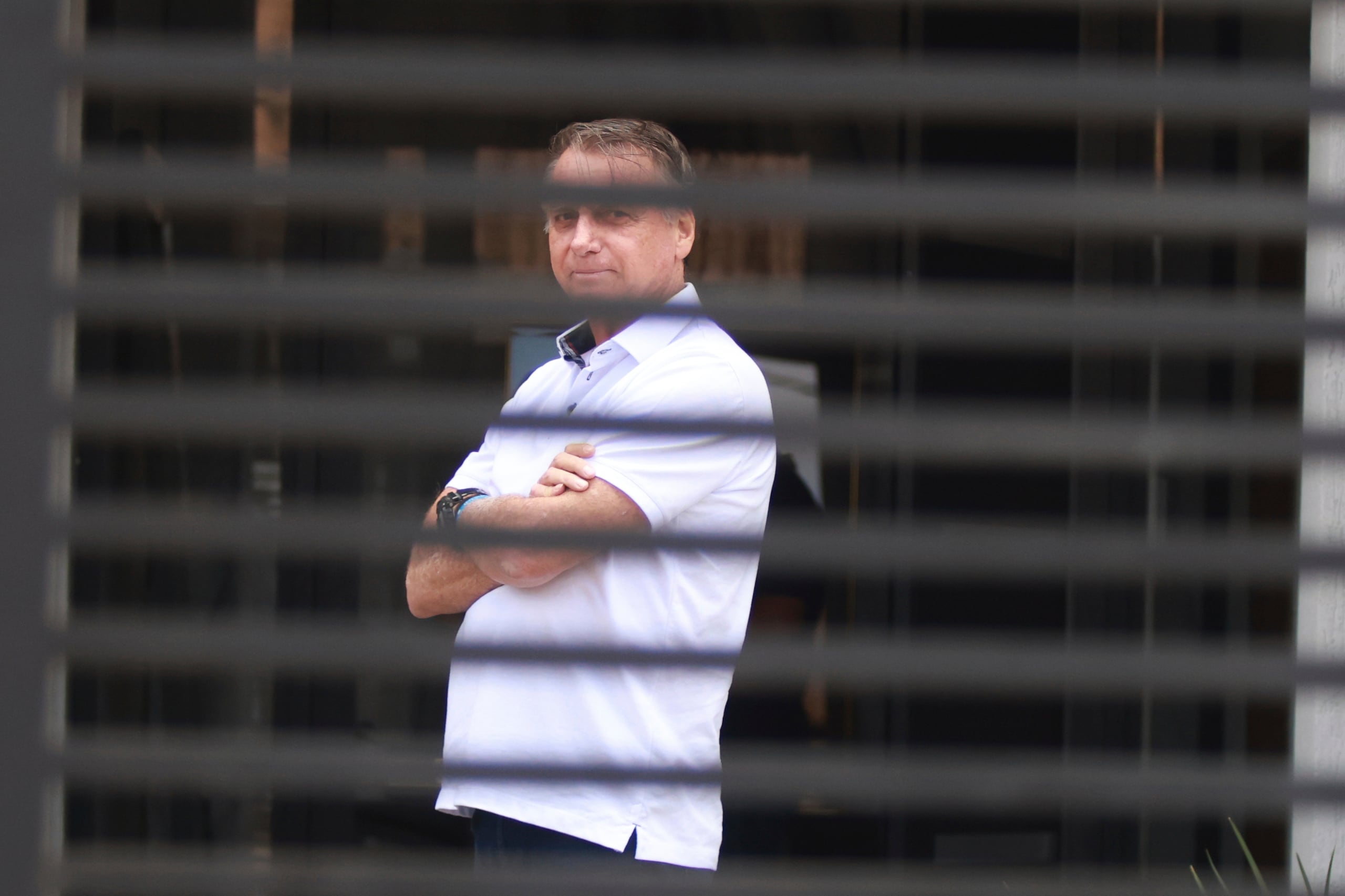 ARCHIVO - El expresidente de Brasil Jair Bolsonaro, en la entrada de su casa, donde estaba bajo arresto domiciliario, en Brasilia, Brasil, el 2 de septiembre de 2025. (AP Foto/Luis Nova, archivo)