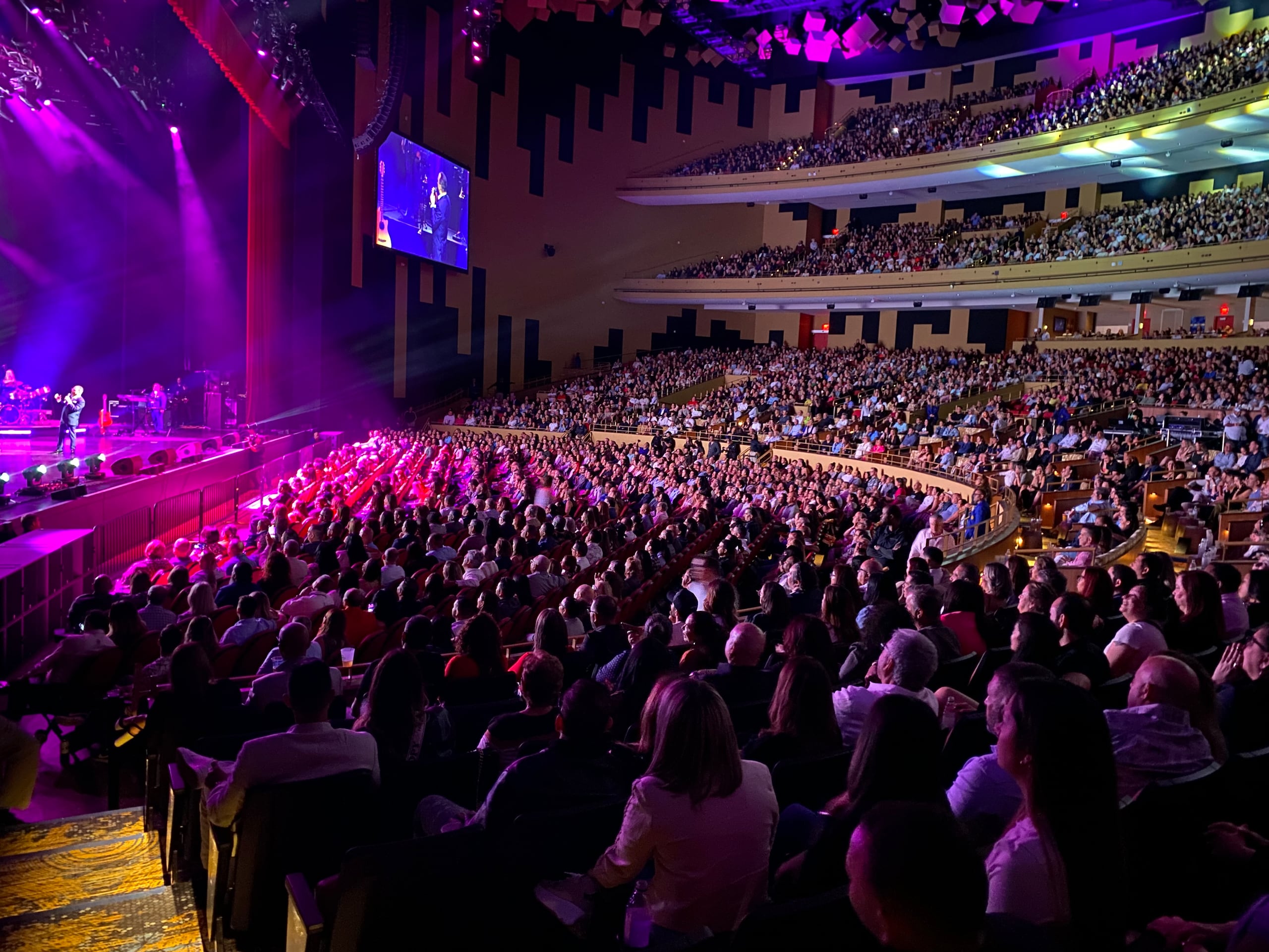 Santa Rosa se presentó en el Hard Rock Live ante un público que cantó su repertorio de principio a fin.