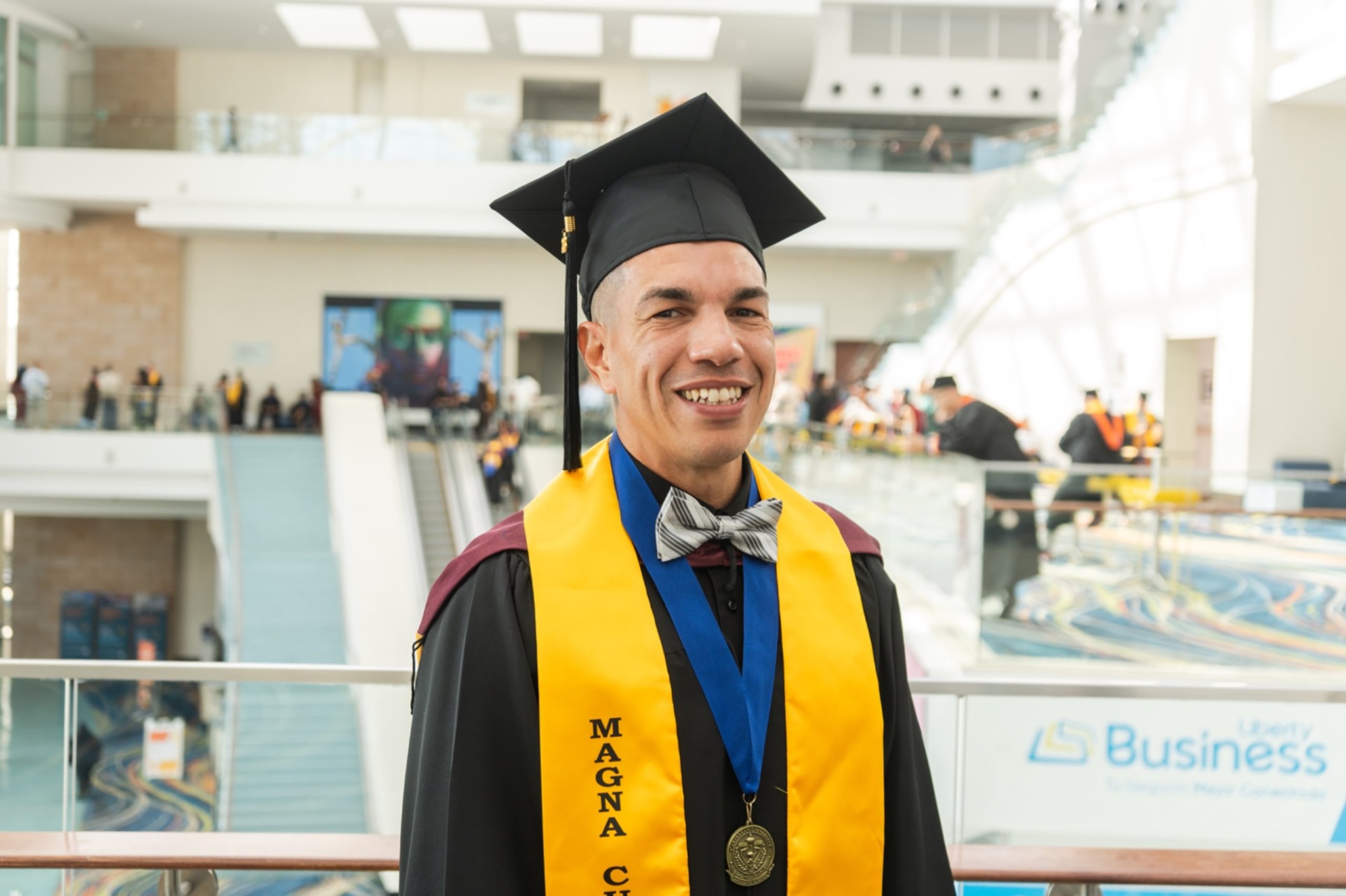 En la foto, uno de los estudiantes confinados que se graduó hoy en la Quincuagésima Cuarta Colación de Grados de la Caribbean University.