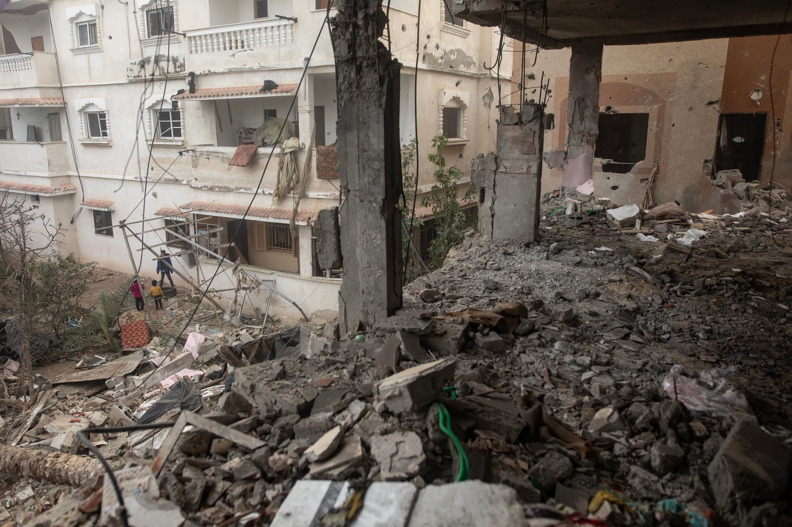 Edificio dañado por un ataque aéreo israelí contra el campo de refugiados de Rafah, en el sur de la Franja de Gaza. (EFE/EPA/HAITHAM IMAD)