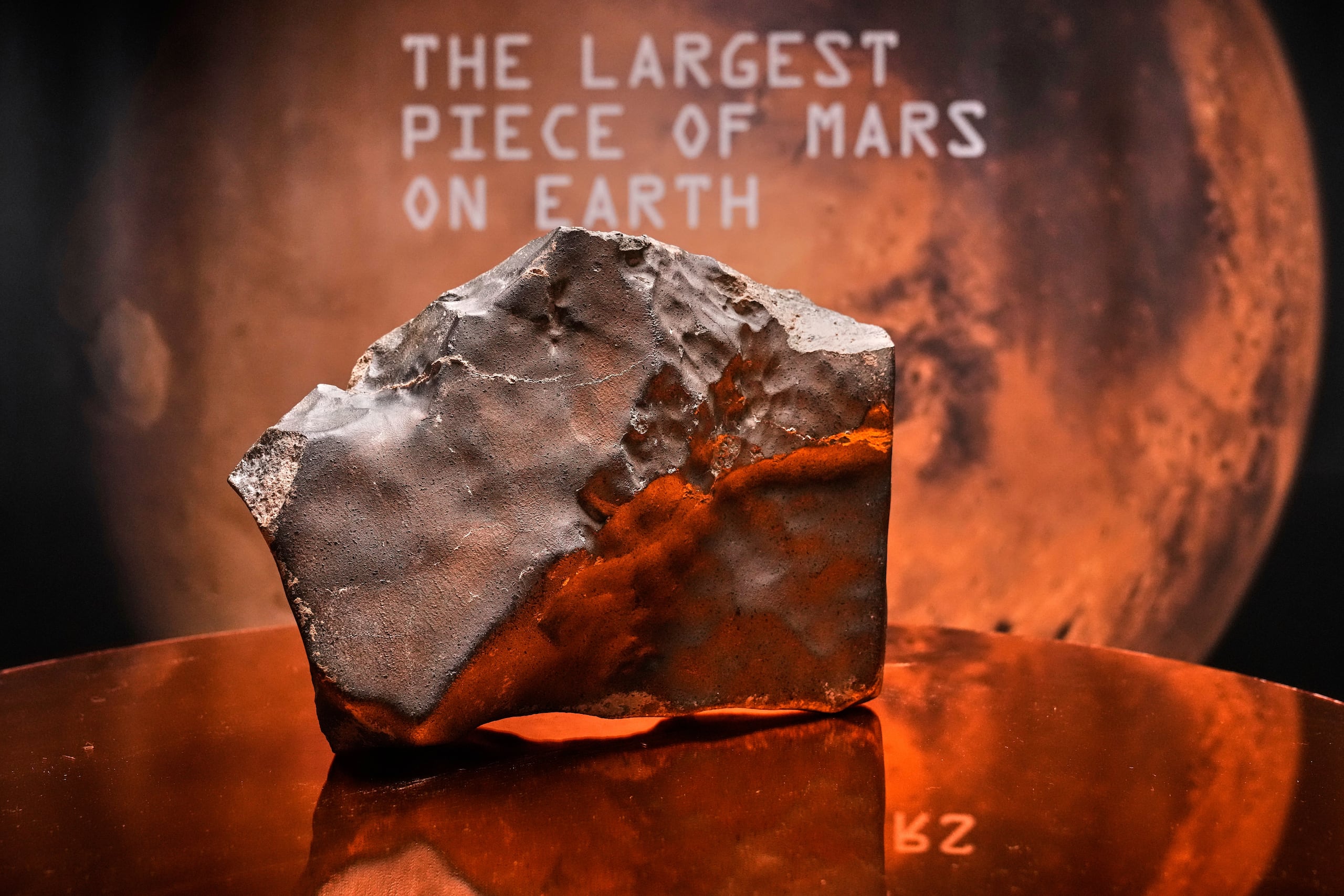 También es un hallazgo raro. Solo hay 400 meteoritos marcianos de los más de 77,000 meteoritos oficialmente reconocidos encontrados en la Tierra, dice Sotheby’s.
