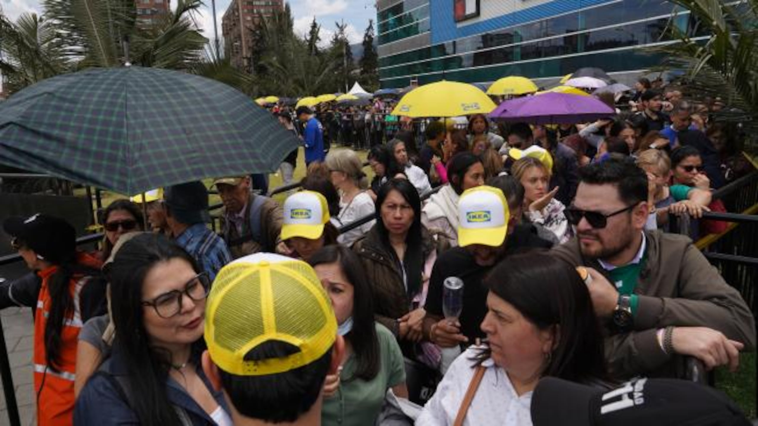 La empresa ofreció mas de cien premios para los asistentes al evento inaugural.