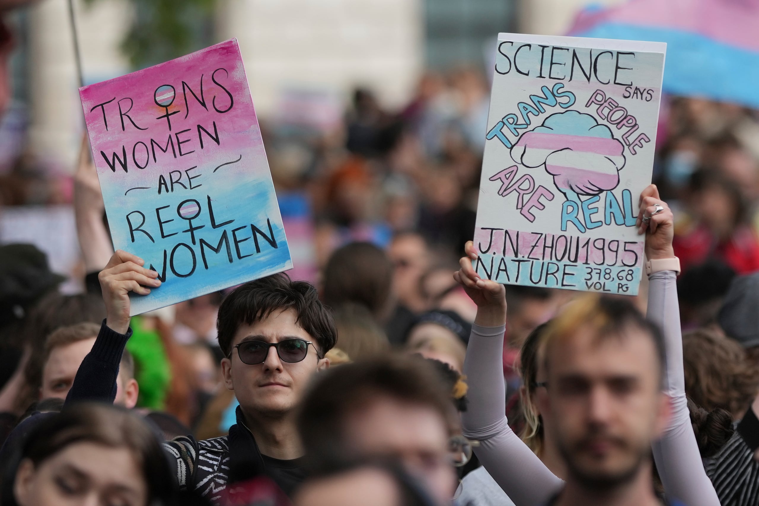 Activistas participan en una manifestación organizada por grupos de defensa de los derechos de las personas transgénero, sindicatos y asociaciones cívicas tras un fallo de la Corte Suprema sobre la definición de mujer en una ley de igualdad, en la Plaza del Parlamento, Londres, el 19 de abril de 2025.