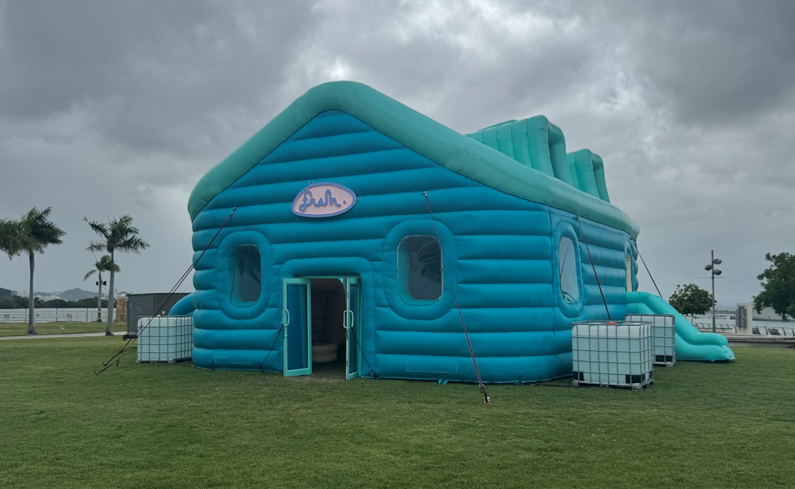 La mercancía estará disponible a partir de hoy, viernes, en la casa inflable.