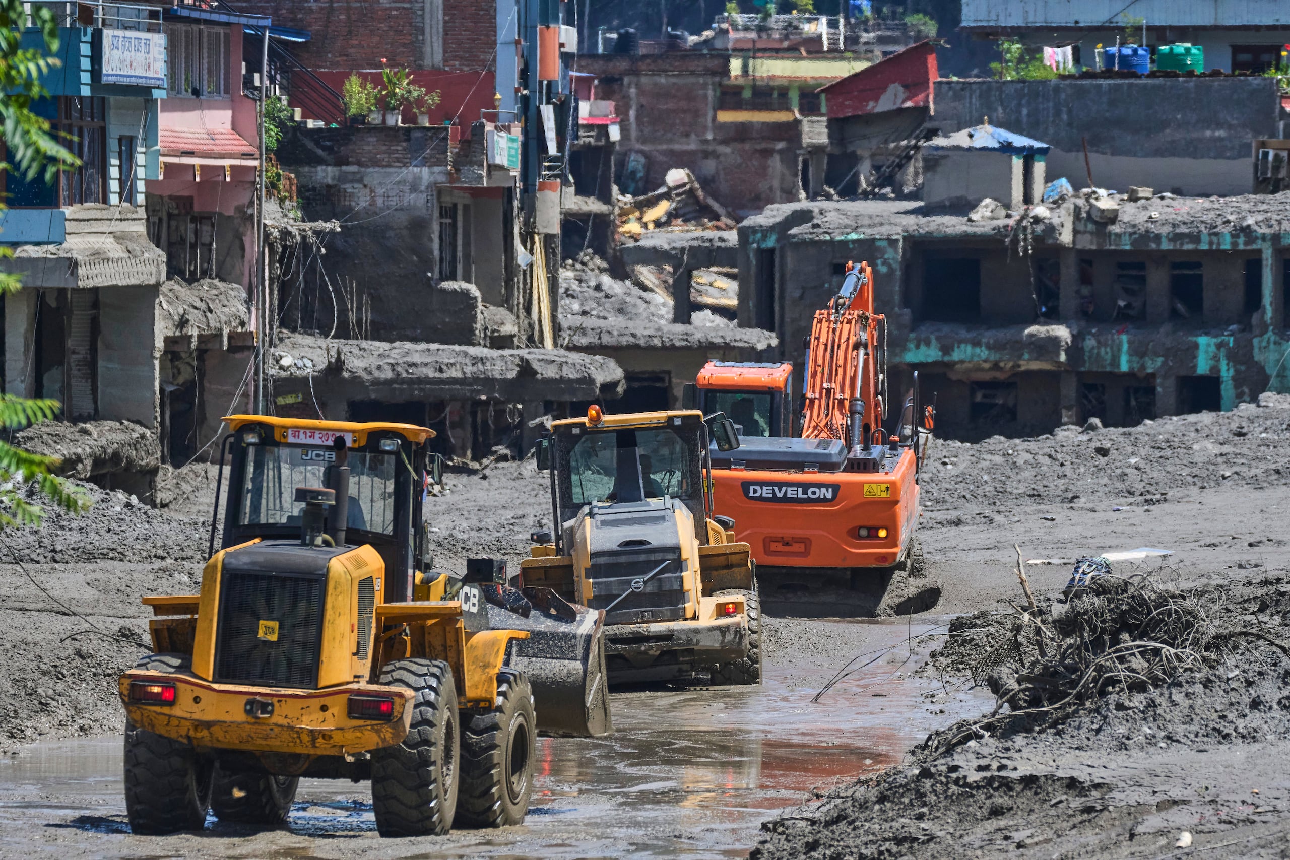 Operadores de maquinaria ya están en Nepal para las labores de limpieza y recuperación de cuerpos.