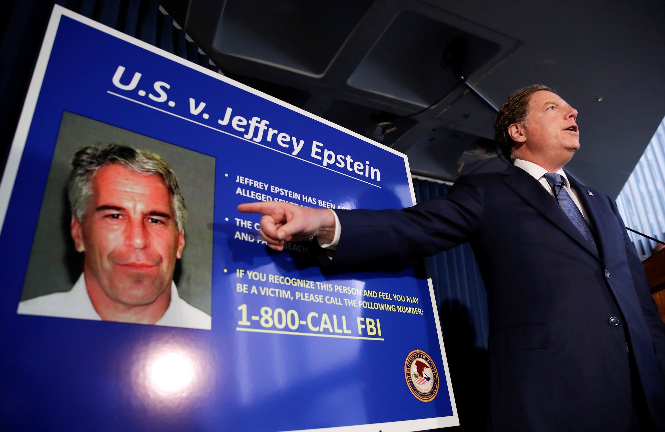 Epstein fue encontrado muerto en su celda en una cárcel federal de la ciudad de Nueva York aproximadamente un mes después de su arresto.