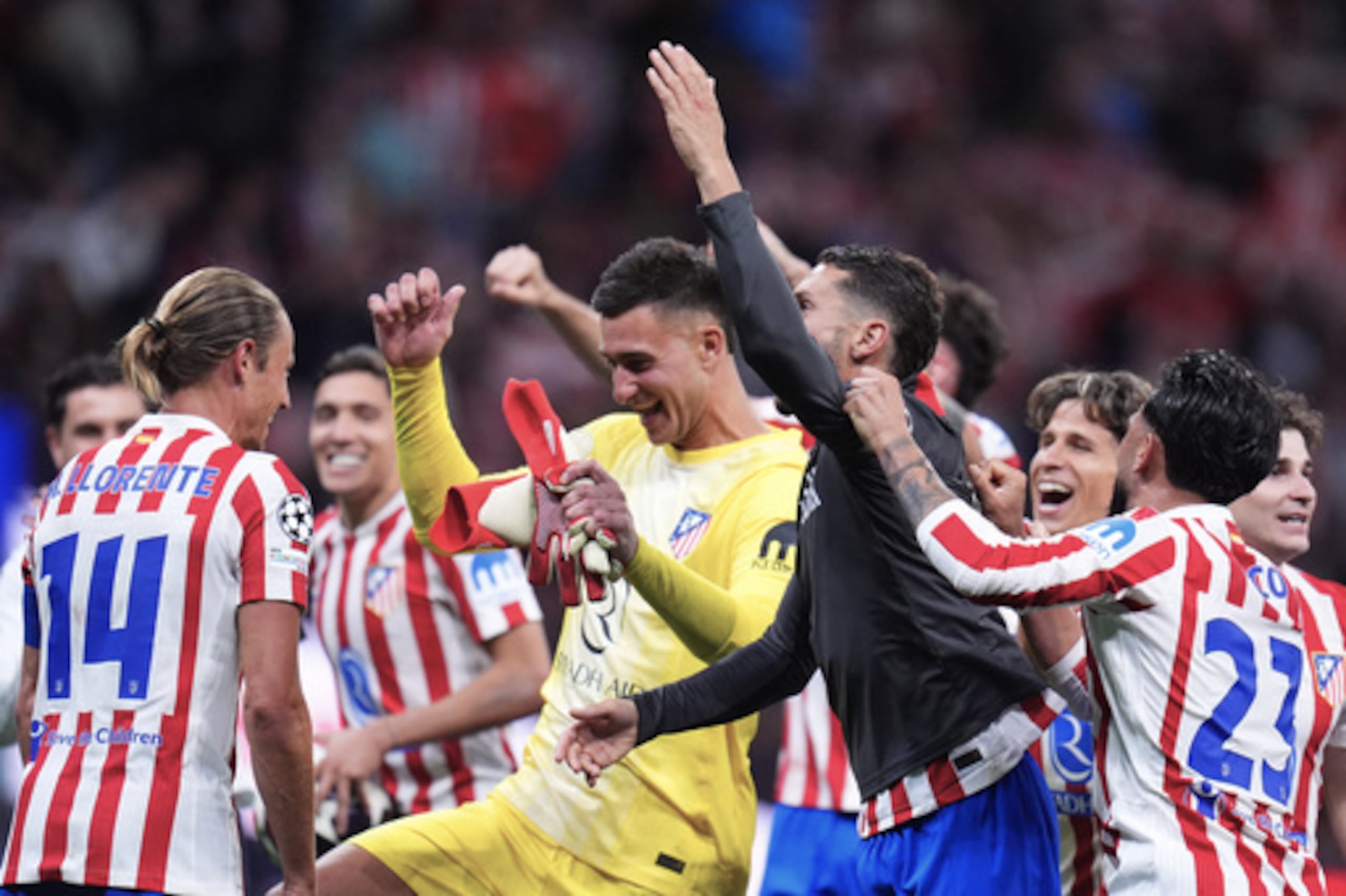 Los jugadores del Atlético de Madrid celebran tras eliminar al Barcelona en los cuartos de final de la Liga de Campeones, el martes 14 de abril de 2026, en Liverpool. (AP Foto/Manu Fernández)
