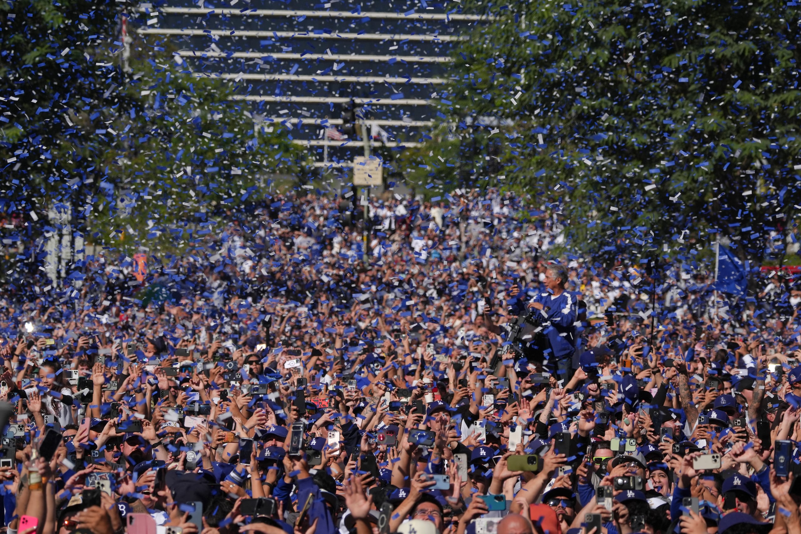 Fanáticos de los Dodgers arroparon las calles de Los Ángeles durante la parada de campeones de Serie Mundial.
