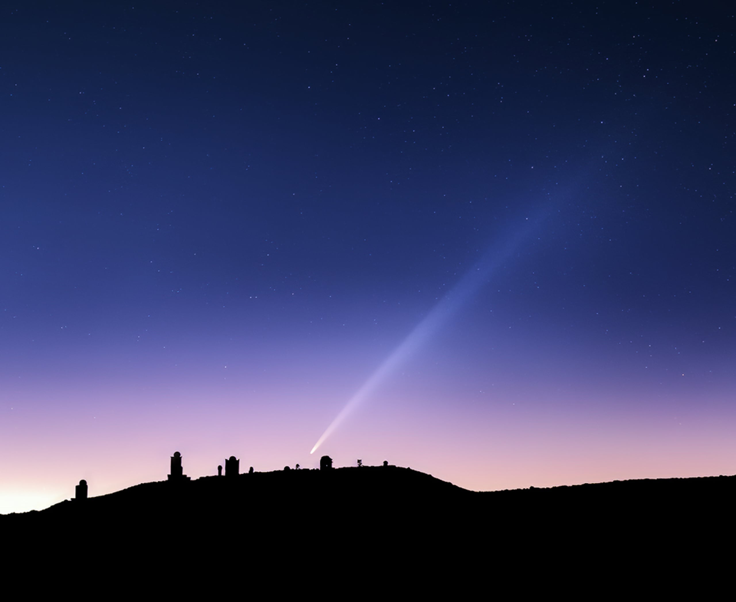 El C/2023 Tsuchinshan-ATLAS, conocido como el 'cometa del siglo', podrá contemplarse a simple vista desde este sábado por segunda y última vez y, probablemente, con una cola aún más brillante y espectacular, según explican en el Instituto de Astrofísica de Canarias. En la imagen, el Cometa C/2023 A3 observado el 1 de octubre de 2024 sobre el Observatorio del Teide (IAC). EFE/ D. López / IAC/