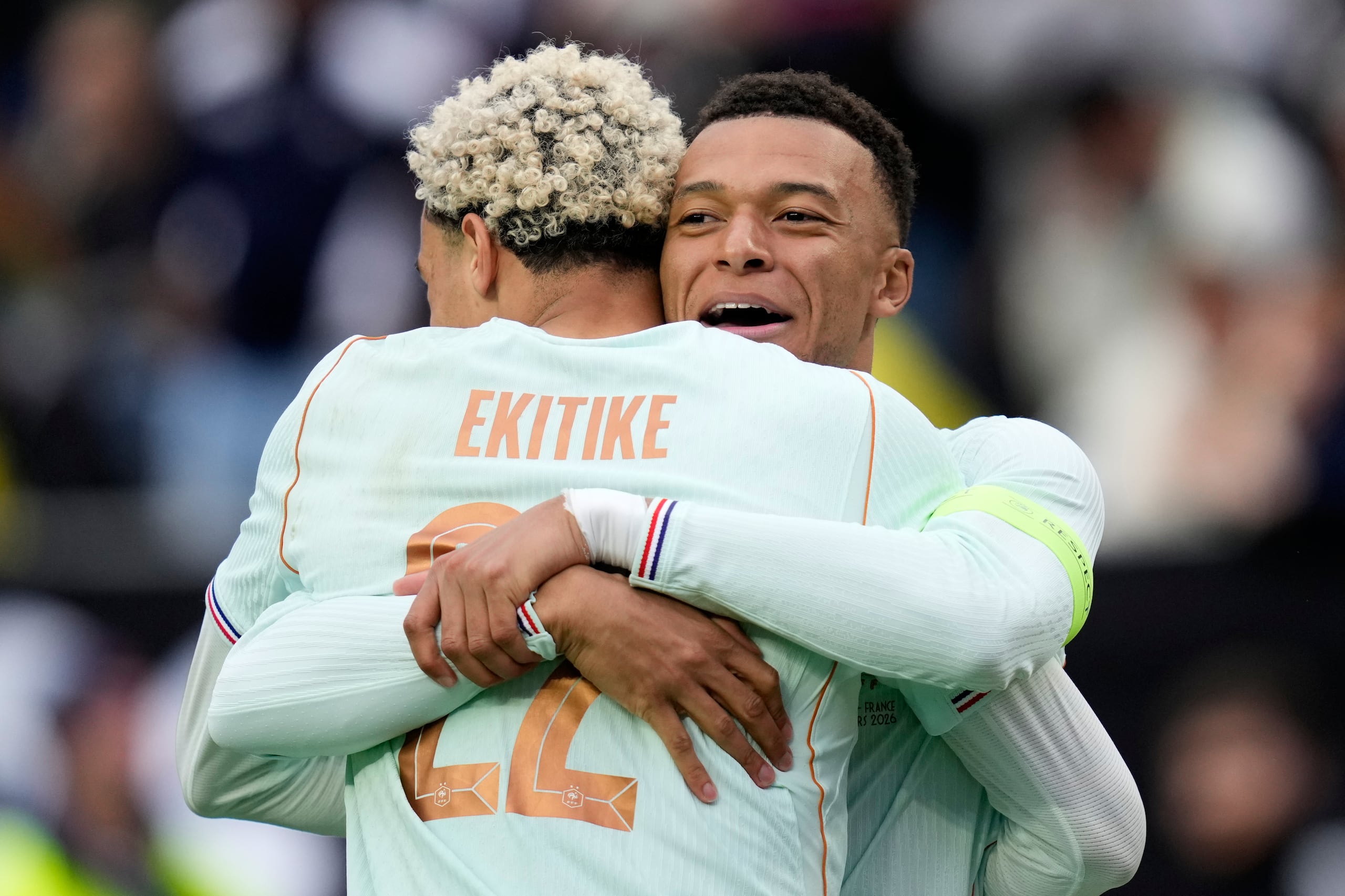 Hugo Ekitike abraza a su compañero Kylian Mbappé tras anotar el segundo gol de Francia ante Brasil en un partido amistoso.
