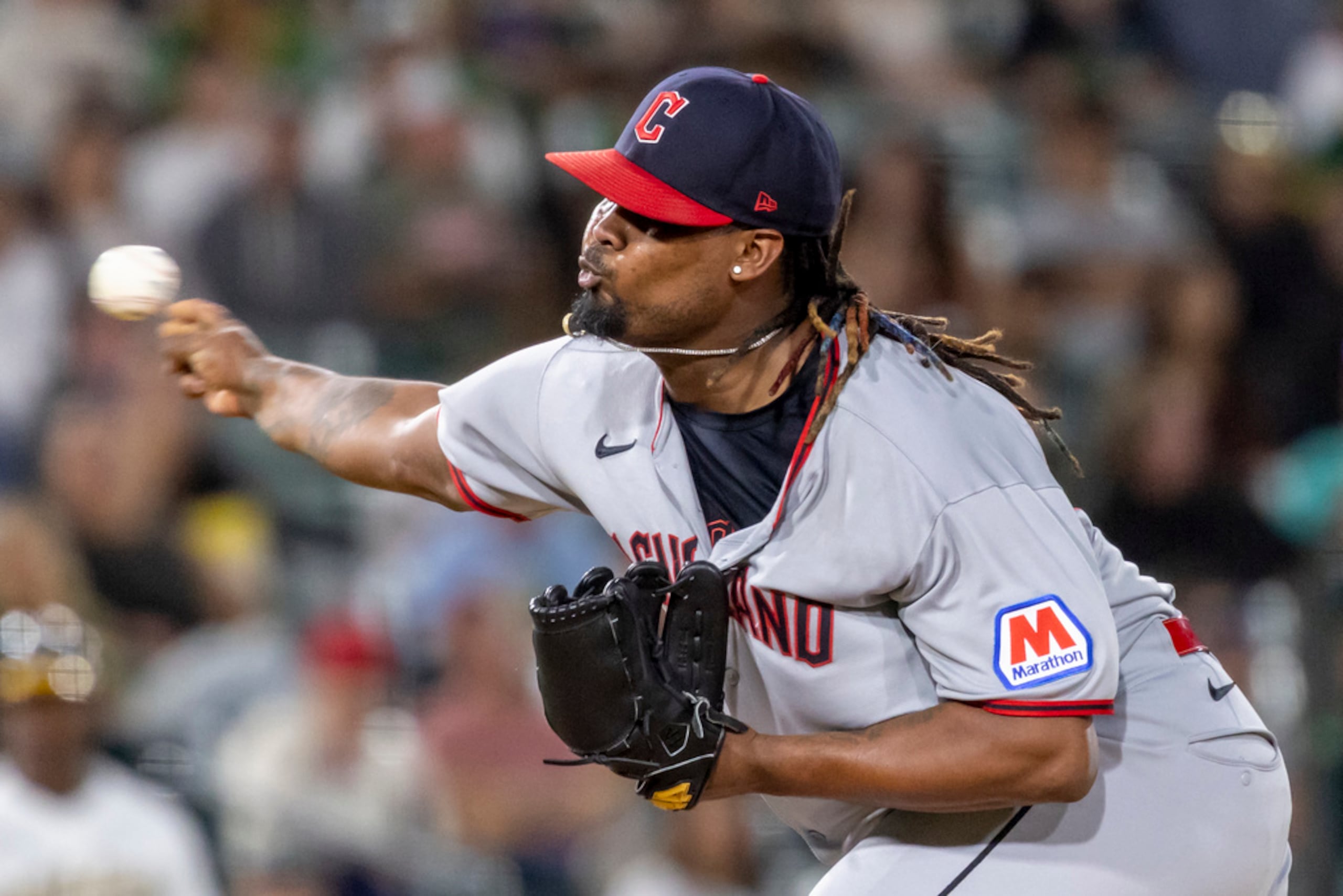 El dominicano Luis Ortiz, de los Guardianes de Cleveland, lanza en el juego del 21 de junio de 2025, ante los Atléticos.