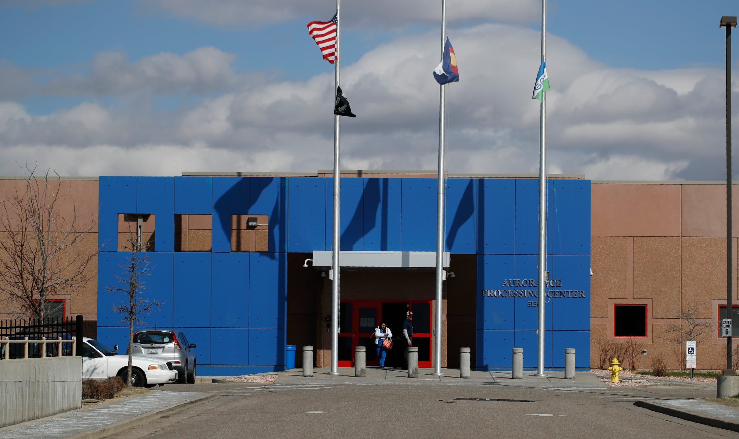 Funcionarios federales y legisladores republicanos han criticado lo que a menudo se conoce como políticas de santuario en lugares como Denver, que limitan la cooperación con las autoridades federales de inmigración.