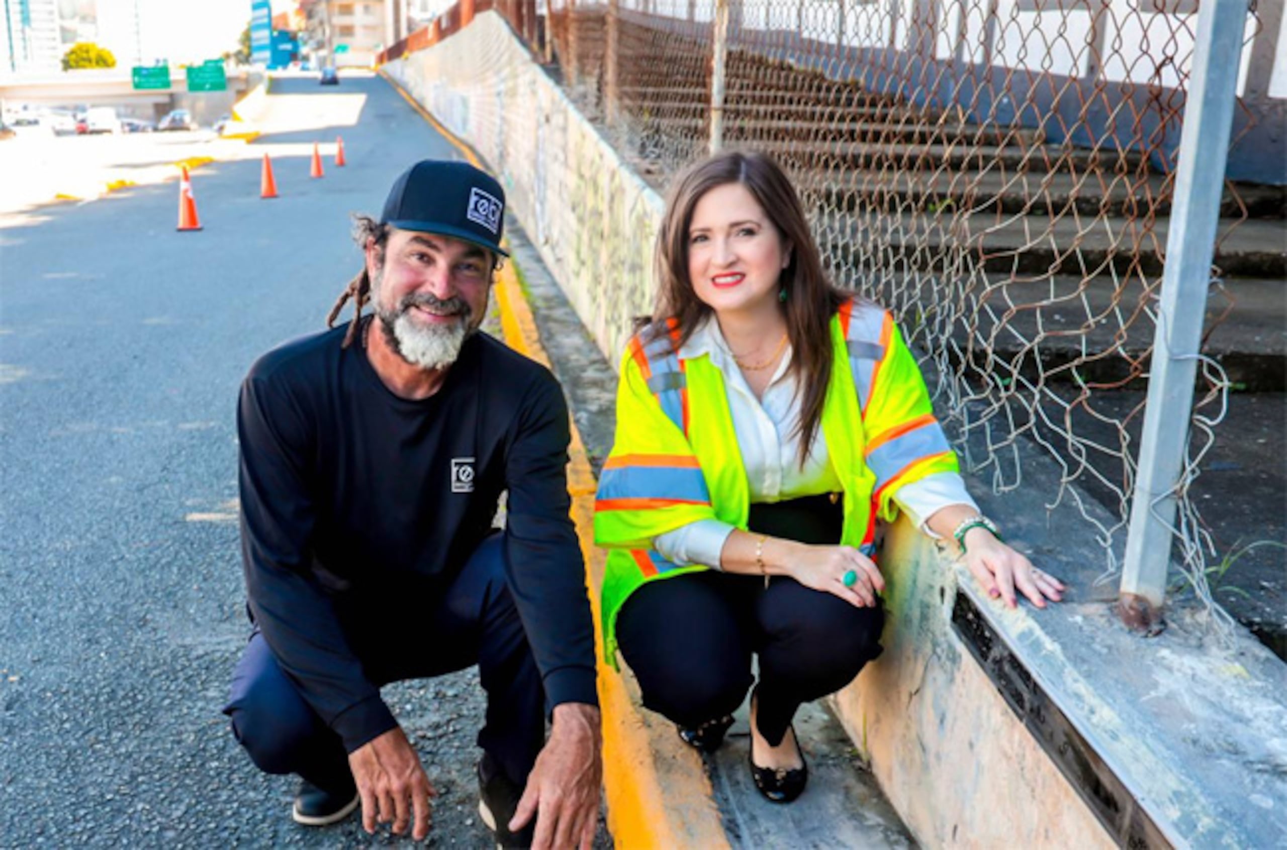 En la foto, el artista puertorriqueño Roberto Biaggi, y la secretaria del Departamento de Transportación y Obras Públicas (DTOP), Ing. Eileen Vélez-Vega