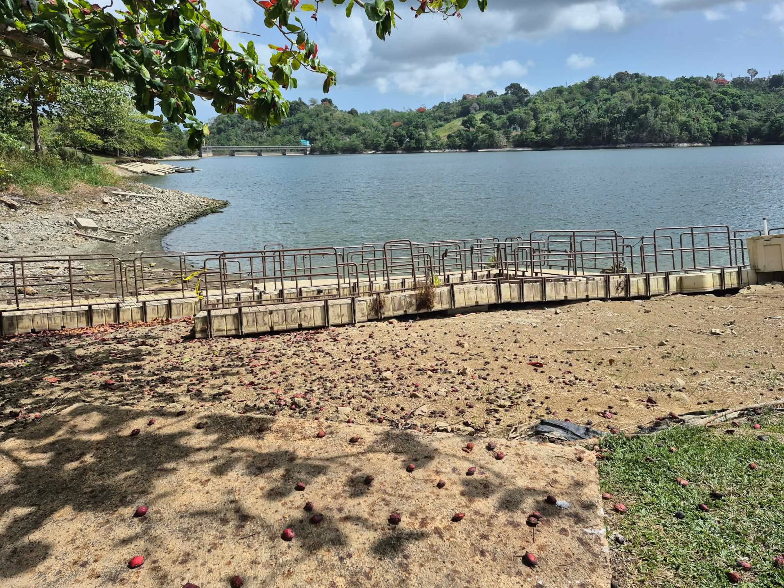 La sequía afecta el muelle flotante en el embalse La Plata, en Toa Alta.