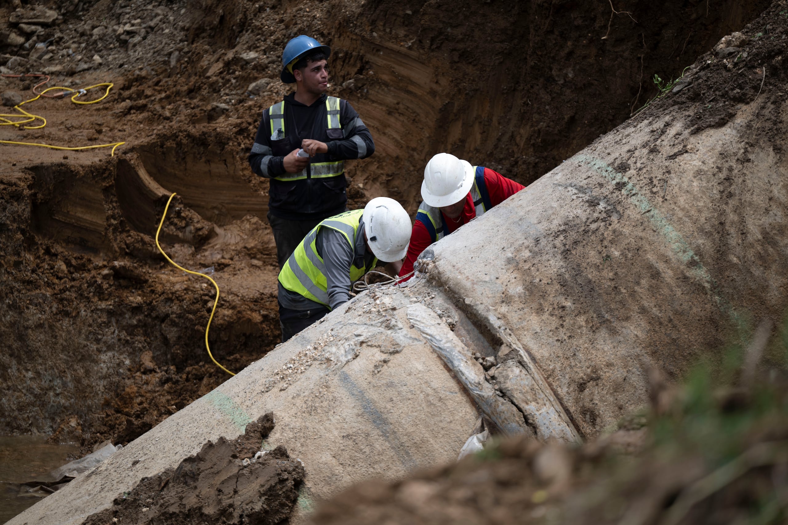 Zona donde fue detectada una avería en el Superacueducto en Bayamón, que dejará a miles de abonados sin servicio durante el periodo de reparación aún sin determinar. FOTO POR: Carlos Rivera Giusti / GFR Media