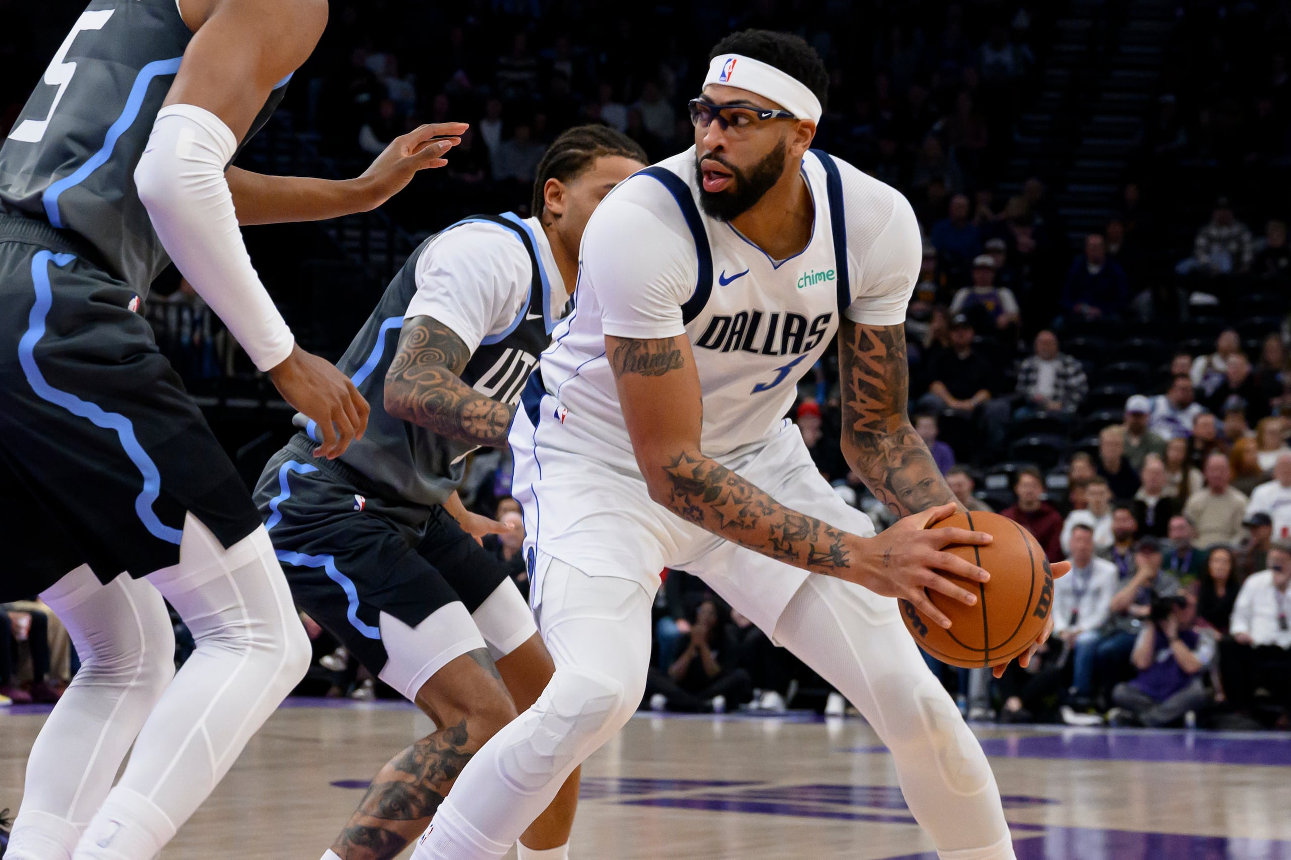 Anthony Davis, de los Mavericks de Dallas, controla el balón durante un juego contra el Jazz de Utah.