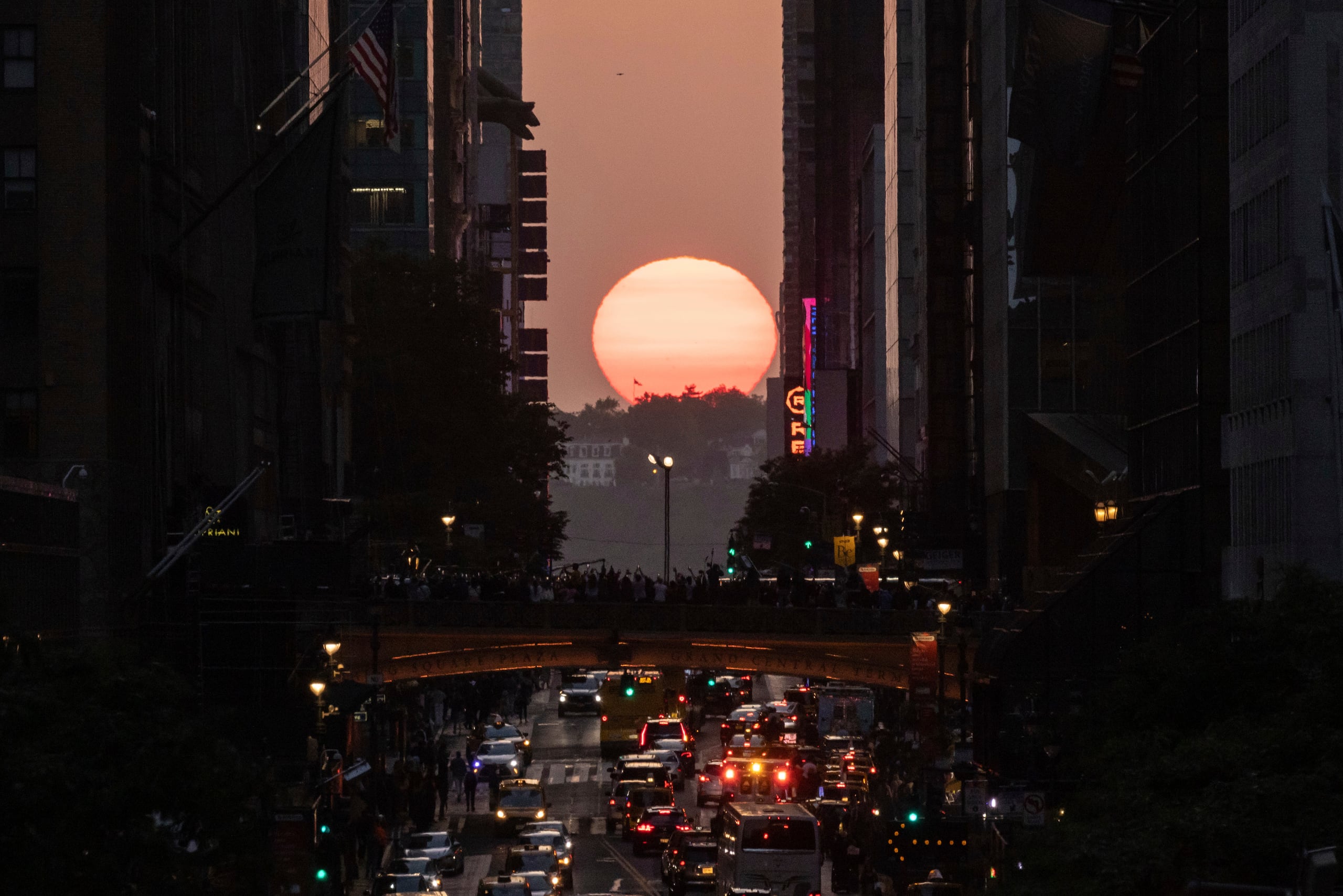 El Sol se pone entre edificios de la Calle 42 en Nueva York, el 30 de mayo de 2023. (AP Foto/Yuki Iwamura, archivo)