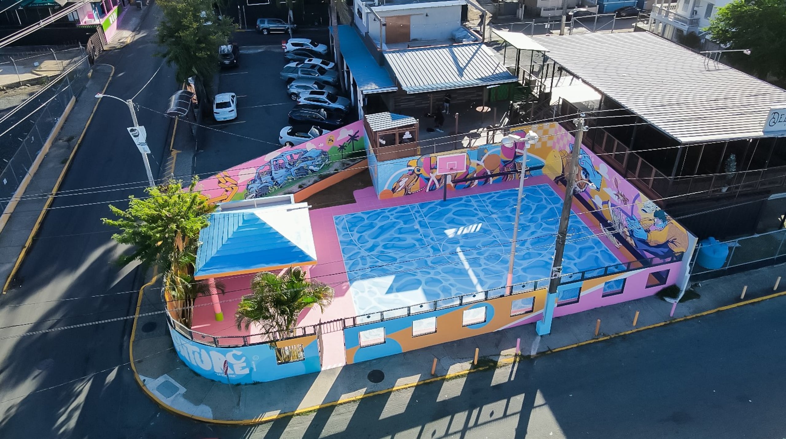 El arte estuvo a cargo de los puertorriqueños de reconocimiento internacional Sergio Stuff y Stencil Network.