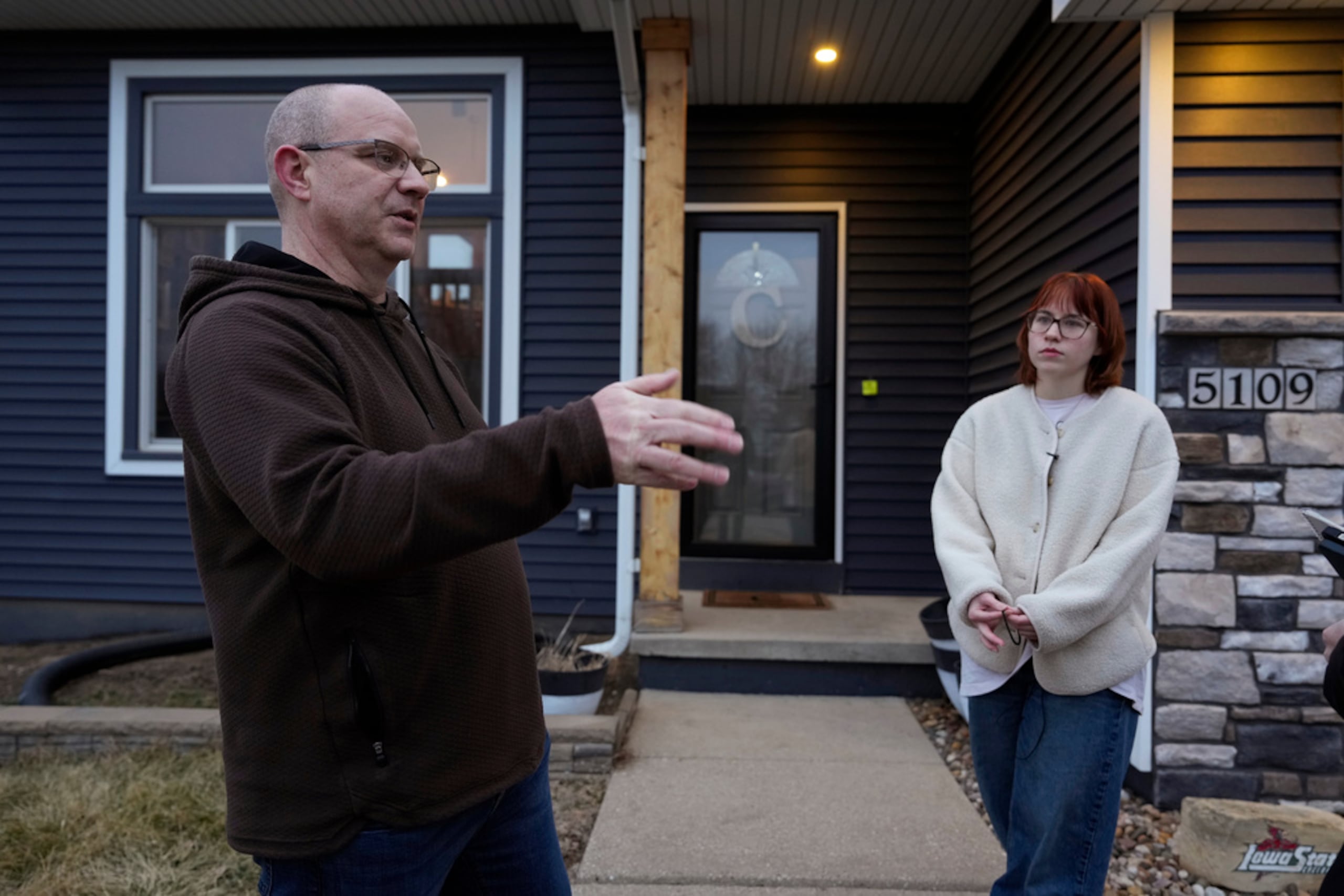 Andrew Coady y su hija Keira hablan sobre su hijo, el sargento Declan Coady, de 20 años, de West Des Moines, Iowa, afuera de su casa, el martes 3 de marzo de 2026, en West Des Moines, Iowa.