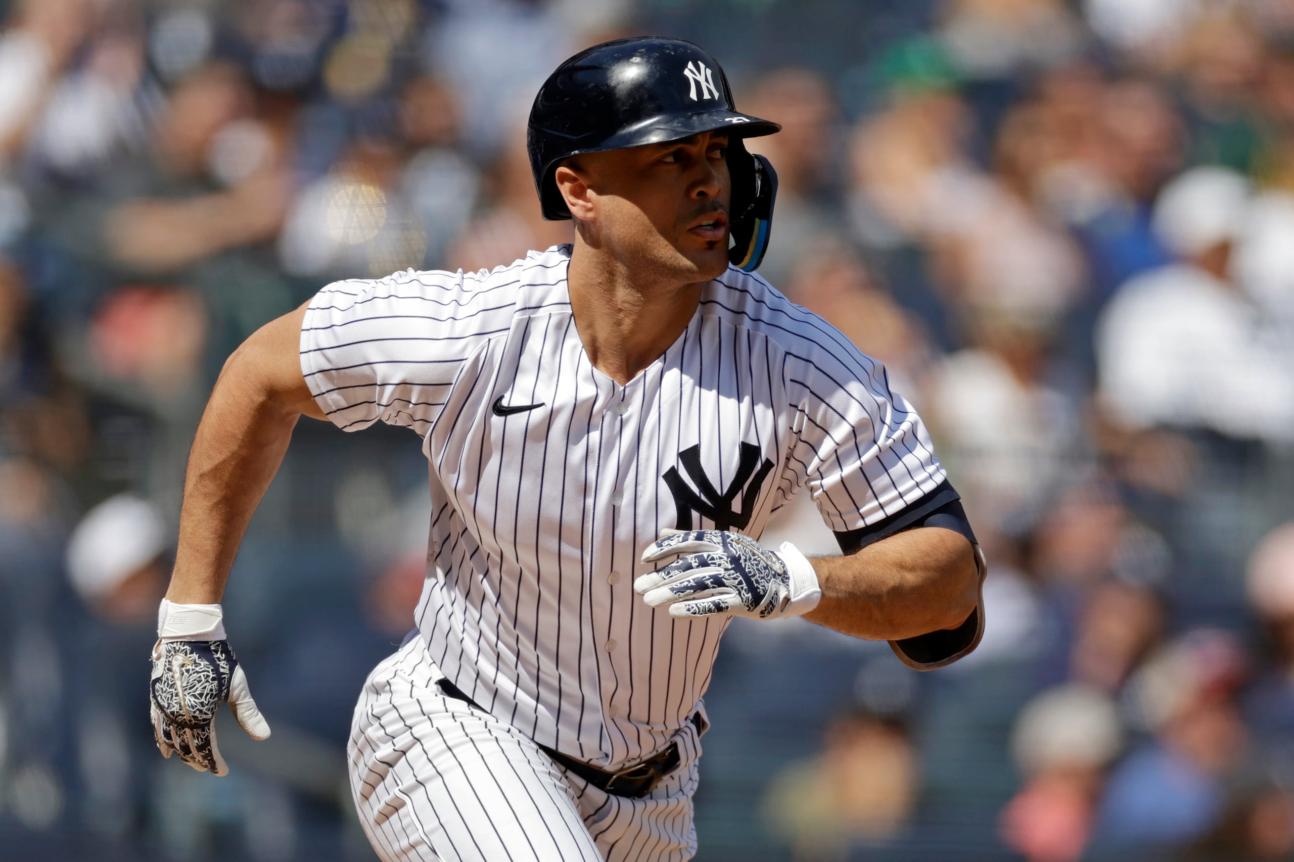 Giancarlo Stanton, de los Yankees de Nueva York, corriendo las bases.
