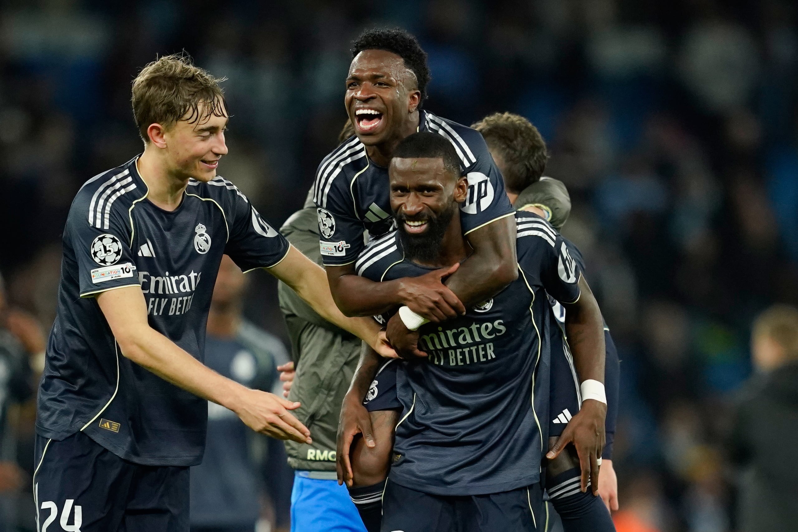 Jugadores del Madrid celebran su victoria.