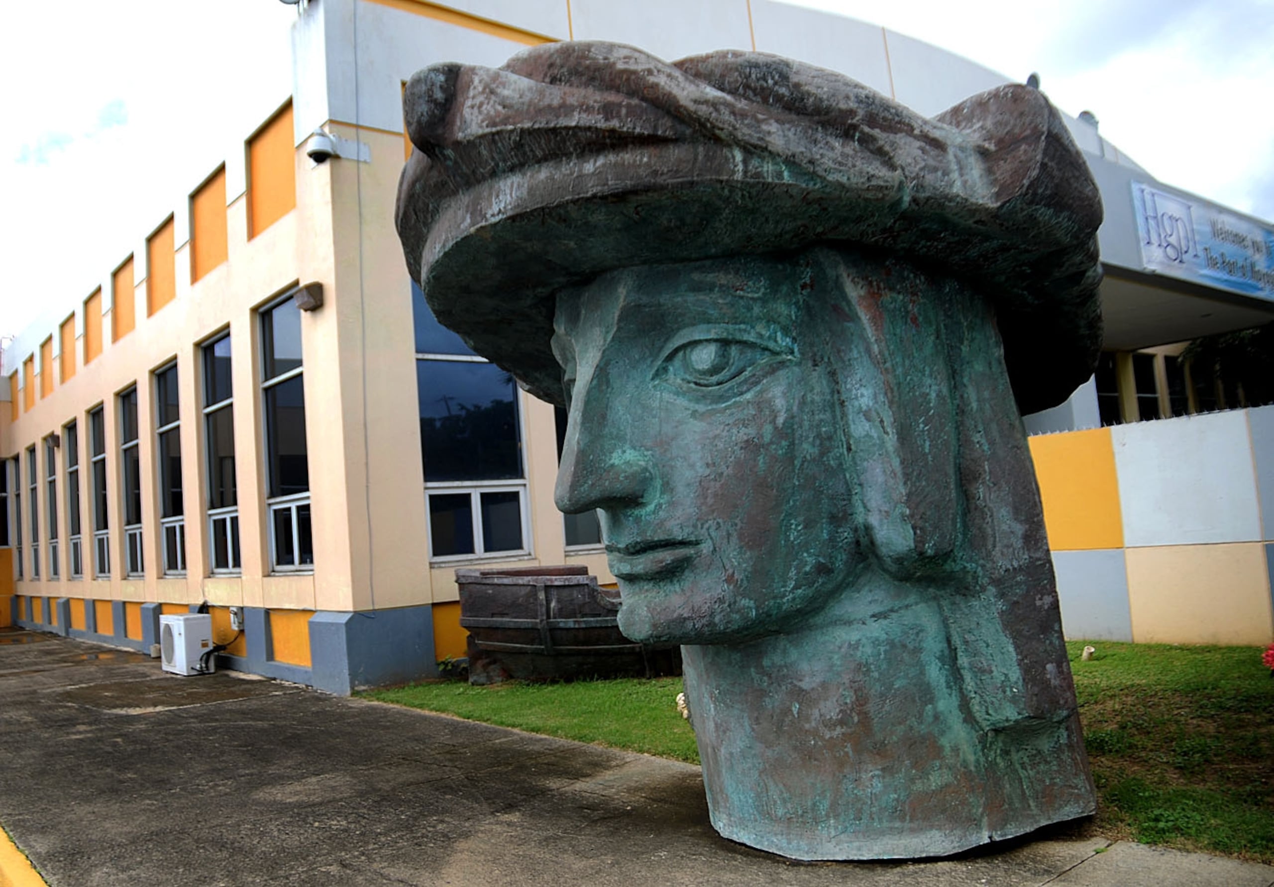 En 2008: Las más de 2,700 piezas que componen la escultura fueron trasladadas y almacenadas en el puerto de Mayagüez, donde permanecieron años tiradas, sin ser reclamadas.