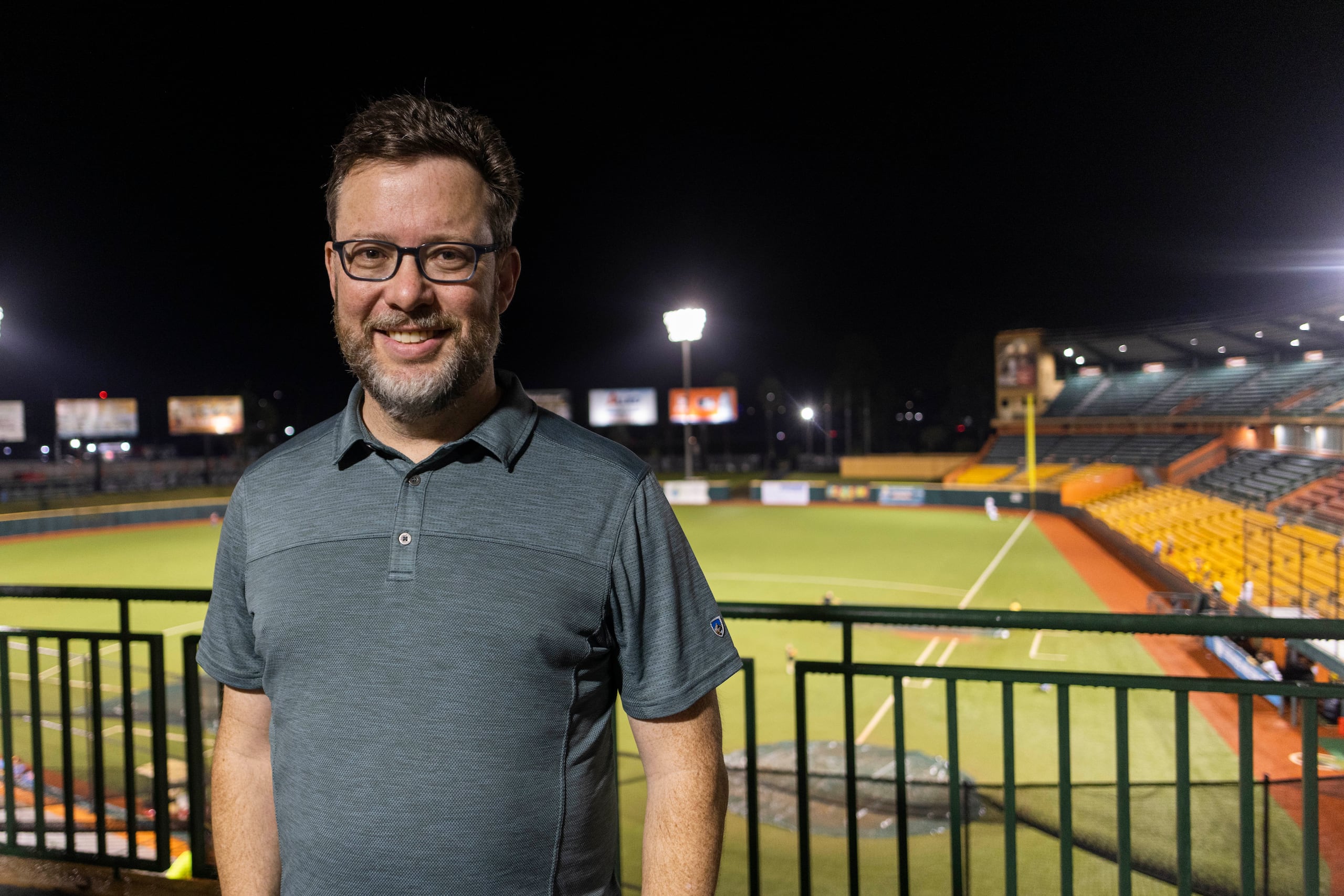 El fundador de Sports Reference, Sean Forman, posa para el lente de Primera Hora en el Estadio Roberto Clemente Walker en Carolina.