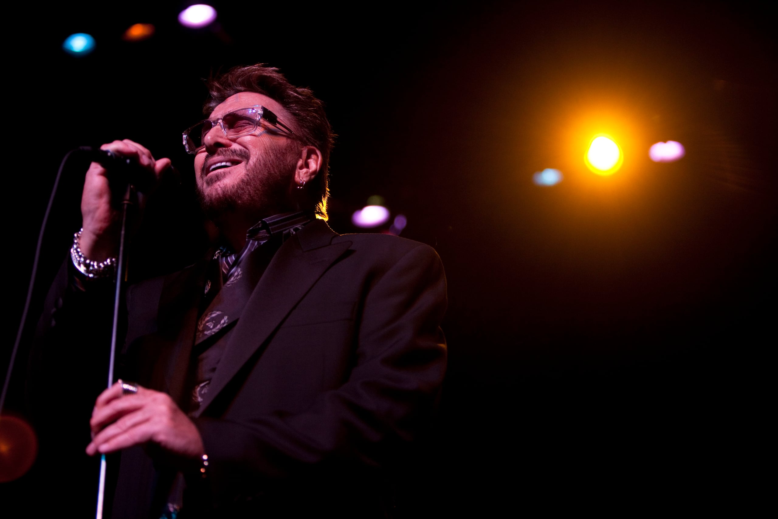 Chuck Negrón durante la interpretación de “Alleluia” al inicio de la Gran Gala de Premiación y Exaltación del Salón de la Fama de la Música 2013, celebrada en el Teatro Tapia del Viejo San Juan, el 8 de mayo de 2013.
