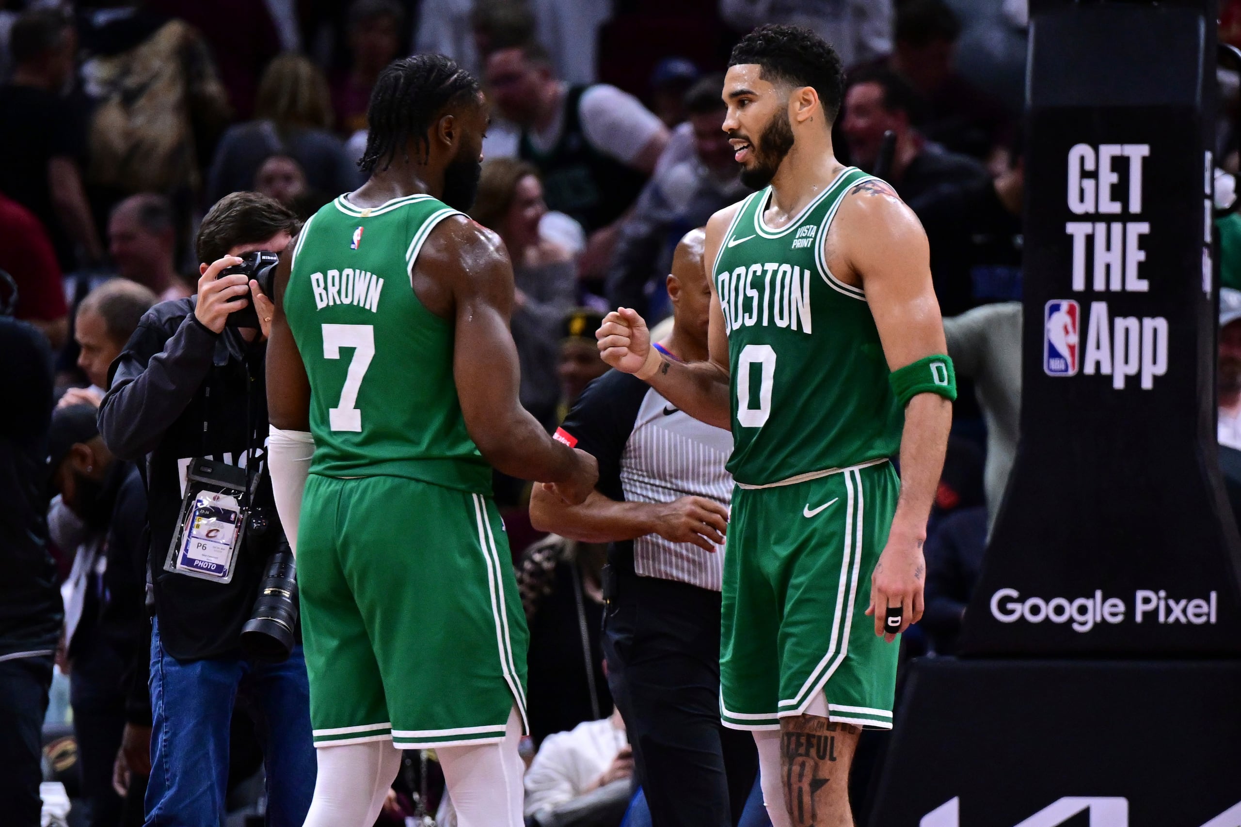 Jayson Tatum (0) felicita a Jaylen Brown (7) luego de la victoria de los Celtics de Boston sobre los Cavaliers de Cleveland en el cuarto juego de la serie de segunda ronda de los playoffs de la NBA.