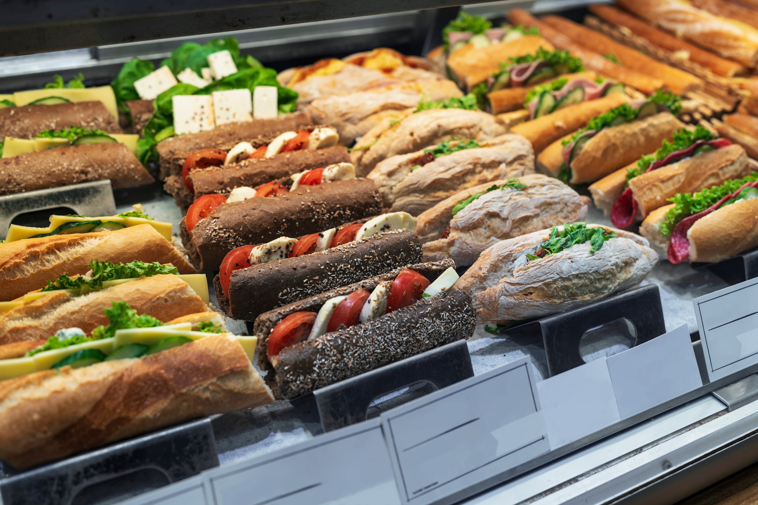 Proteínas y vegetales entre dos pedazos de pan,  fácil y rápido de preparar; conveniente y portátil, el sandwich es una de las formas más funcionales de ingerir alimentos.