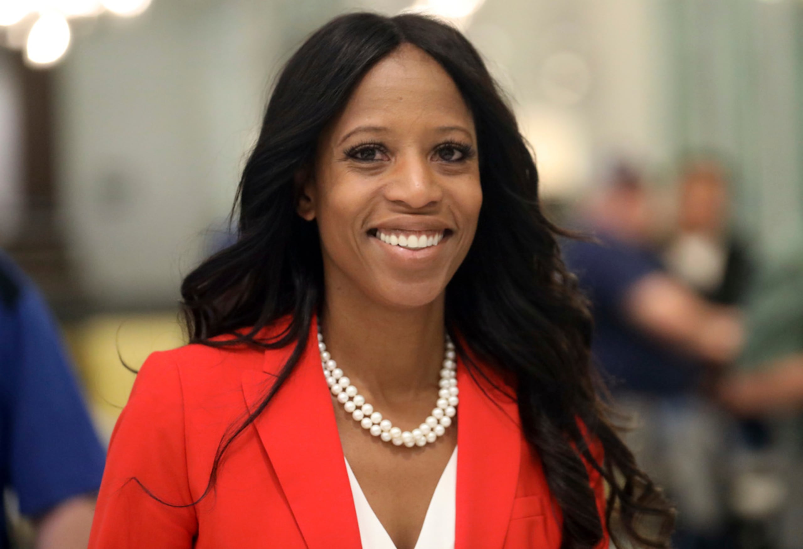La representante republicana Mia Love saluda a sus seguidores durante una fiesta la noche de las elecciones, en Lehi, Utah, el 6 de noviembre de 2018.