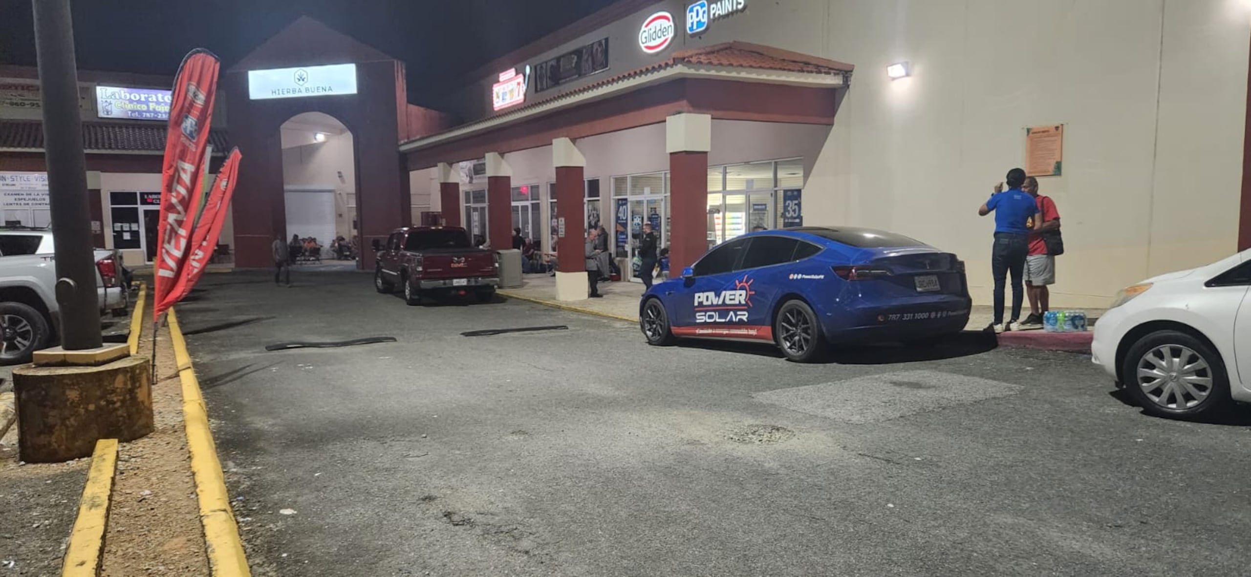 Personas haciendo fila para recibir boleto para incentivo de sistema de energía solar.